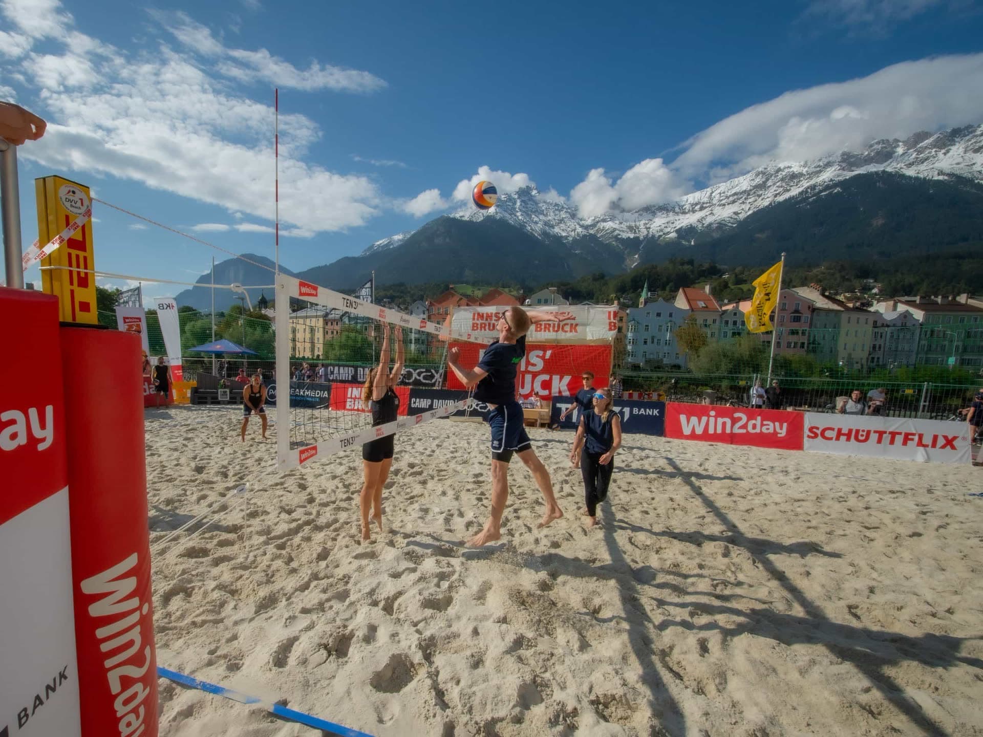 Beachvolleyball-Turnier in Innsbruck, im Hintergrund die Nordkette.