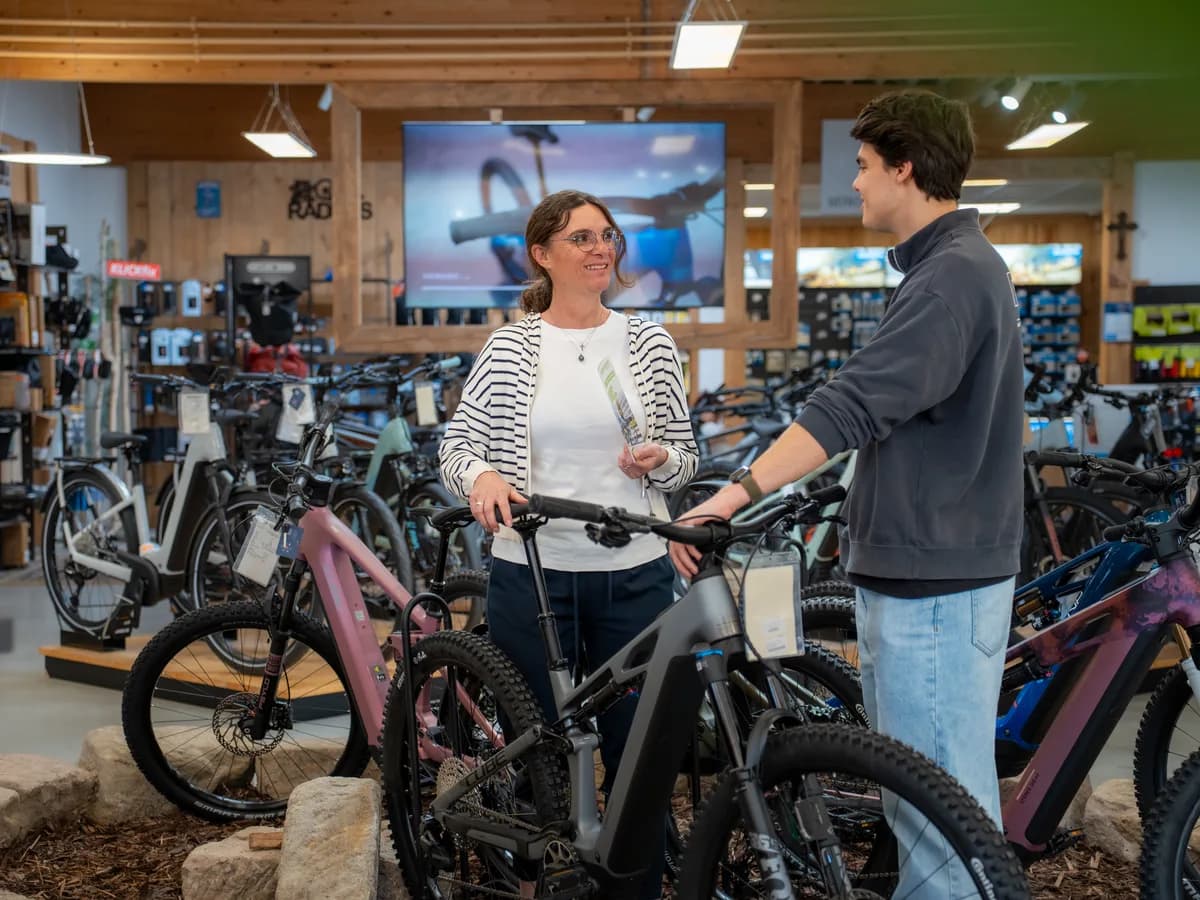 Beratung im Verkaufsraum von Mr. Bike Lichtenfels
