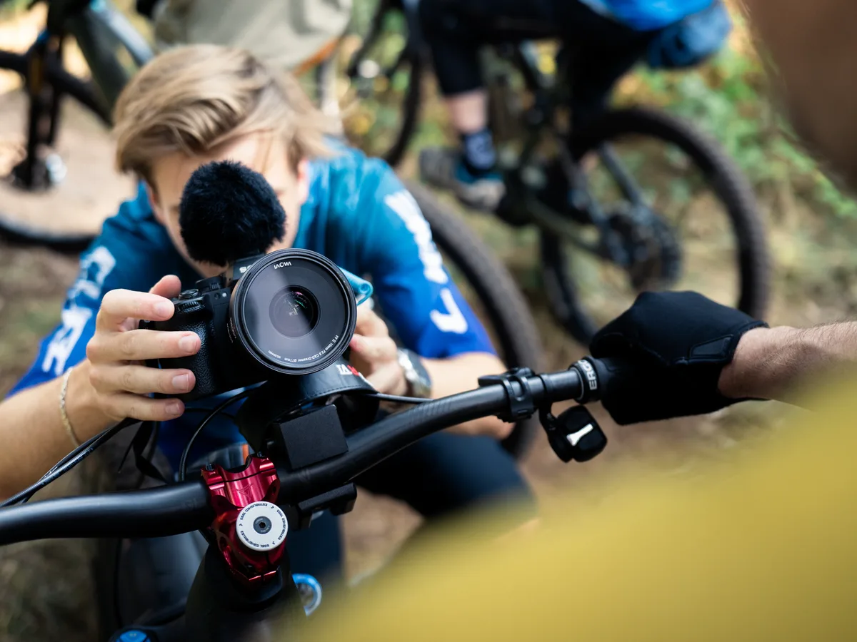 Videodreh mit Mountainbikern im Wald