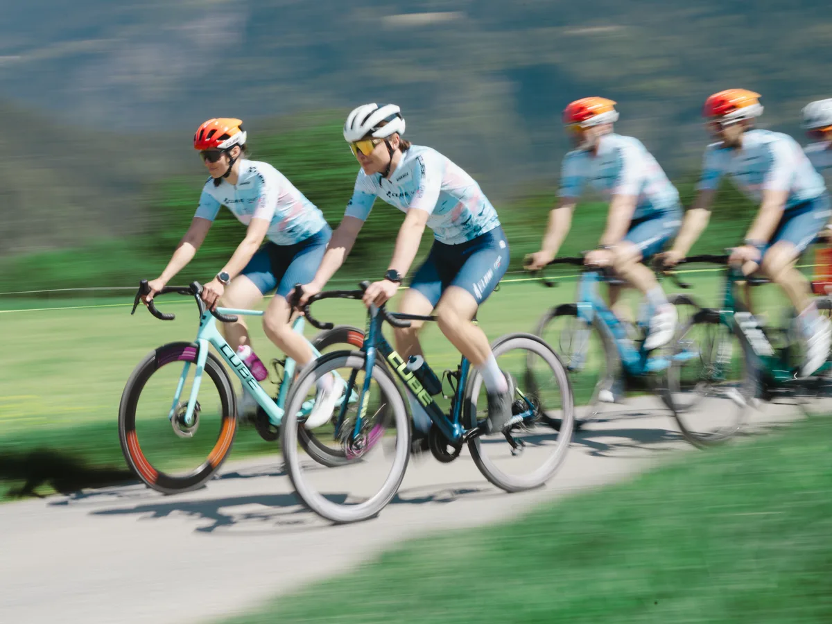 Rennradgruppe in voller Fahrt