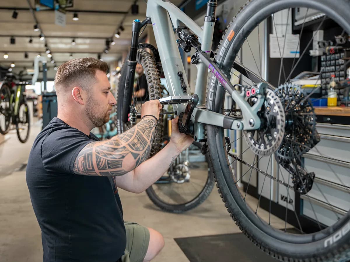 Mechaniker an einem Mountainbike in der Werkstatt von Rad Sport Schmidt