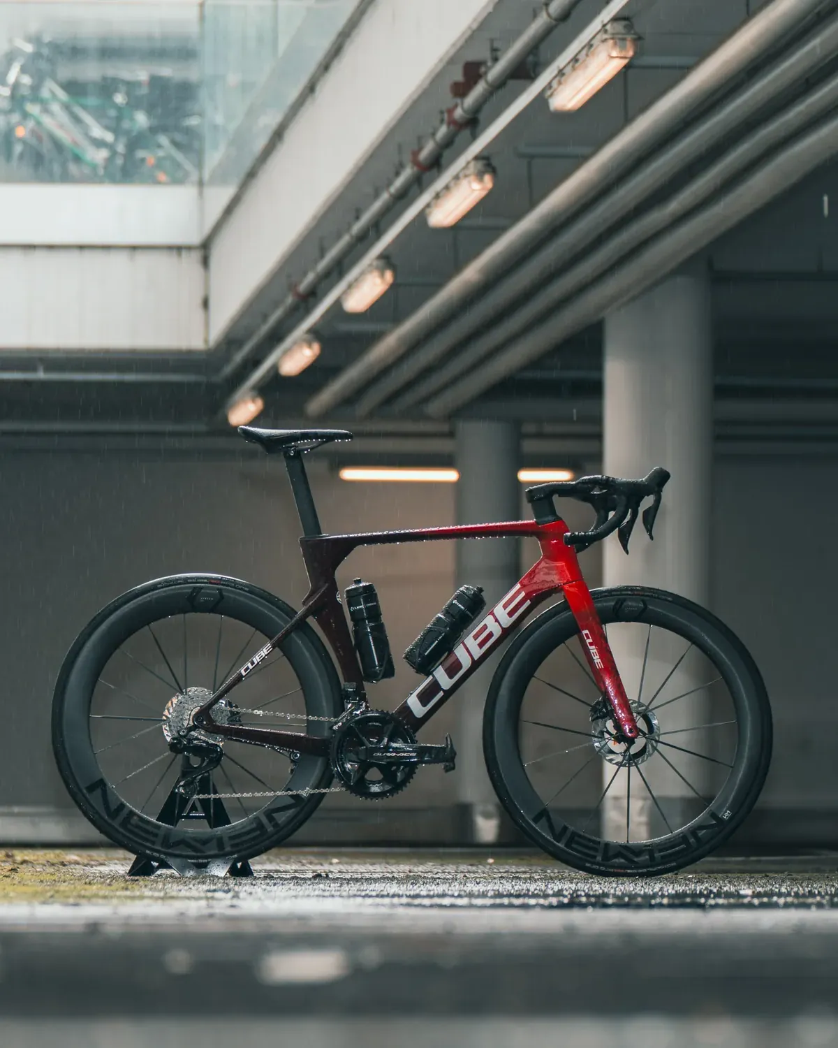 Ein rotes CUBE Litening Aero steht in einer Betonpassage zwischen hellen Säulen