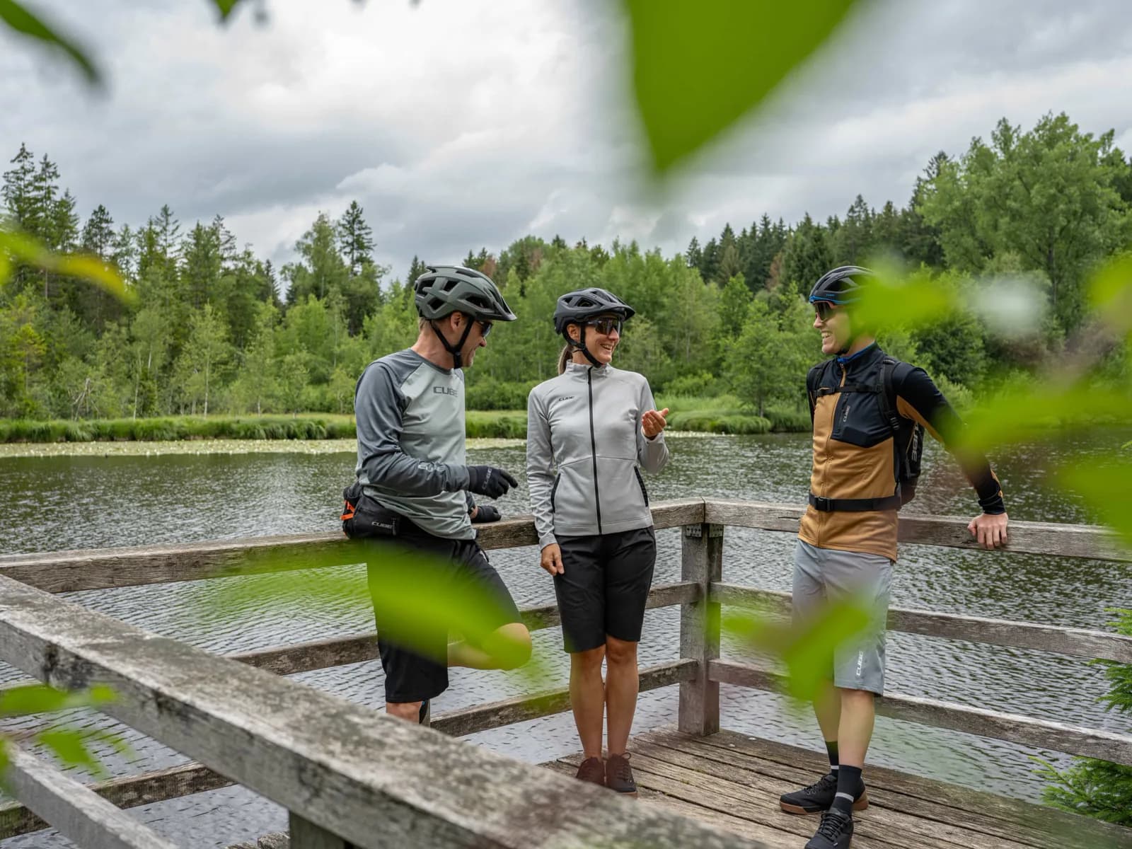 Team des CUBE Store Lindenberg unterwegs am See.
