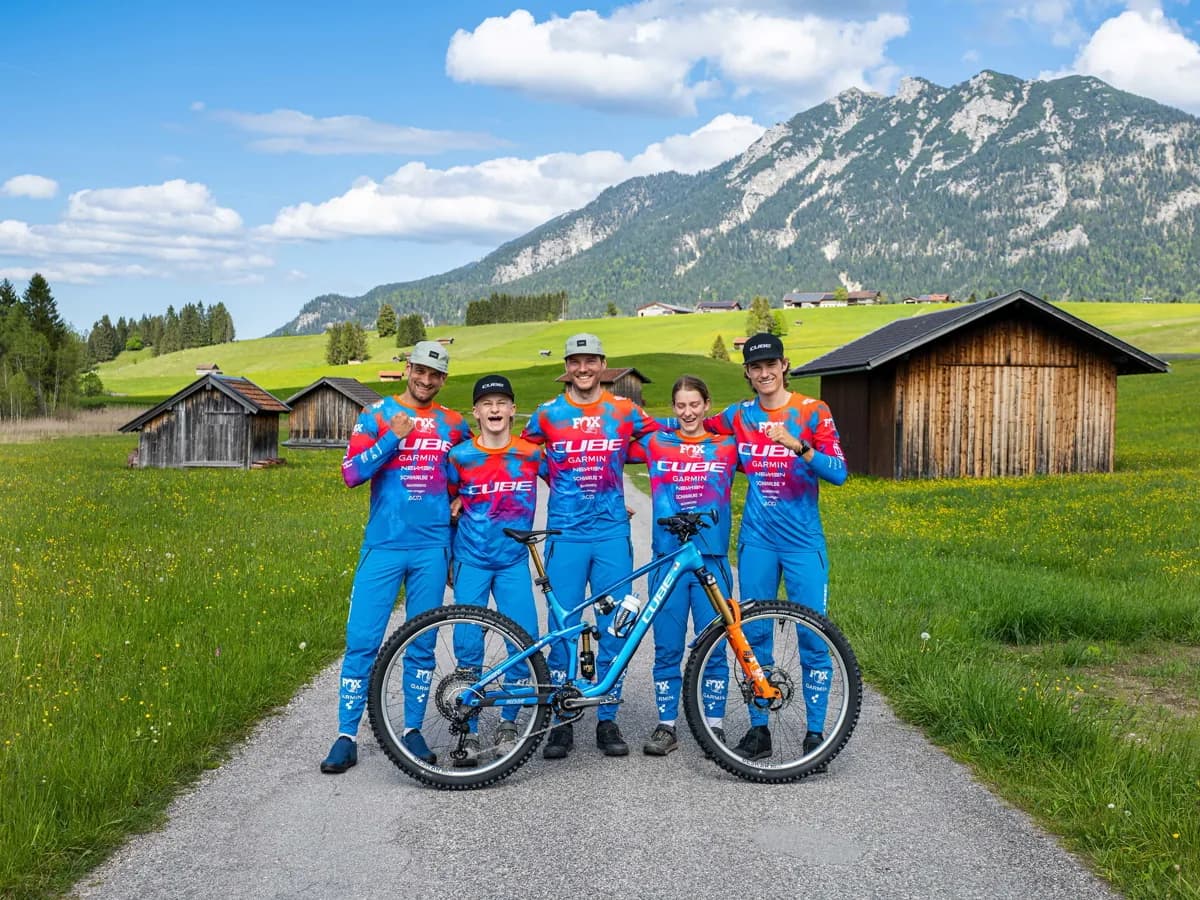 Das CUBE Actionteam mit Bikes vor den Bergen.