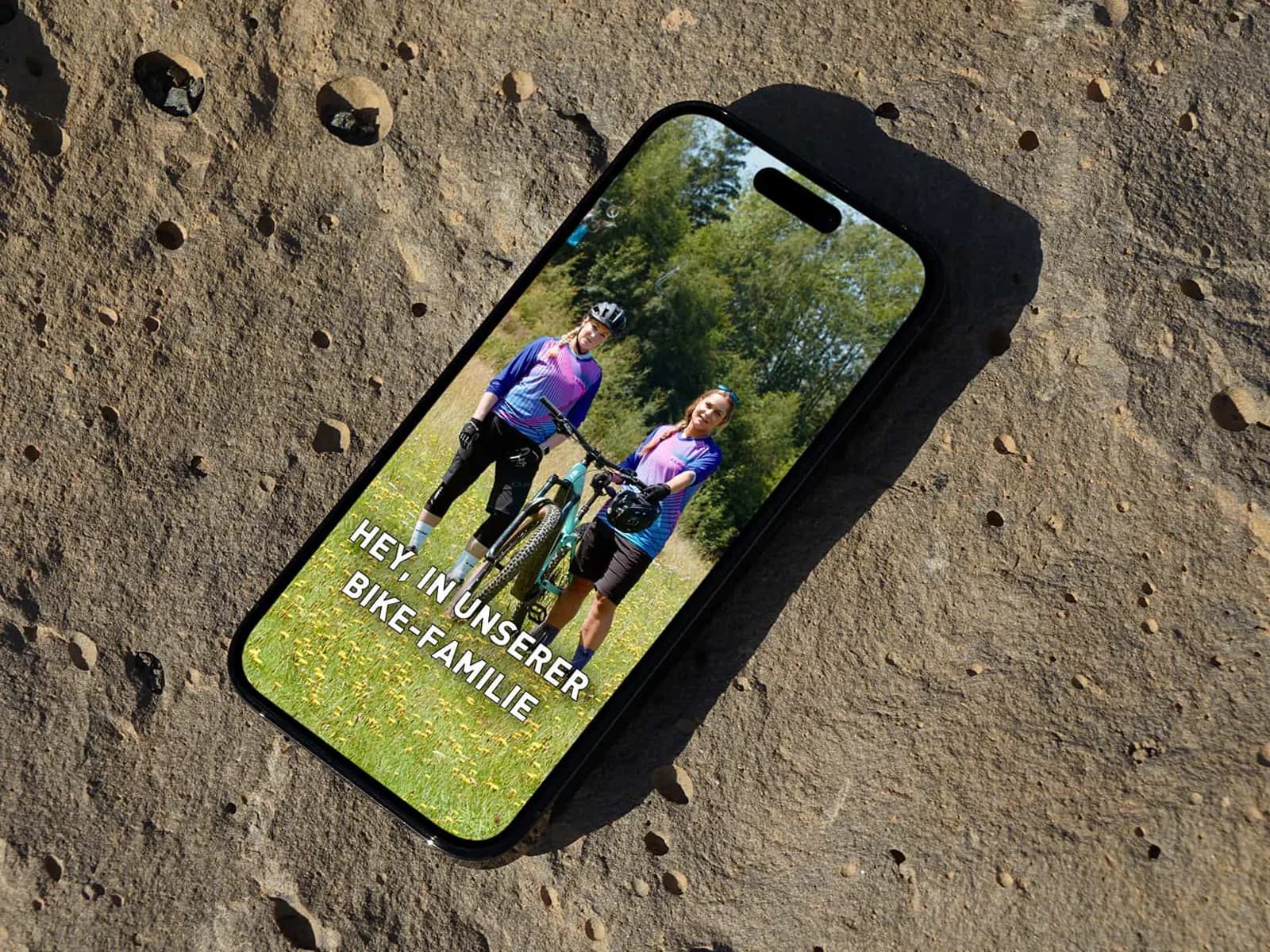 Ein Social-Media-Beitrag auf dem Smartphone, im Gelände abgelegt.