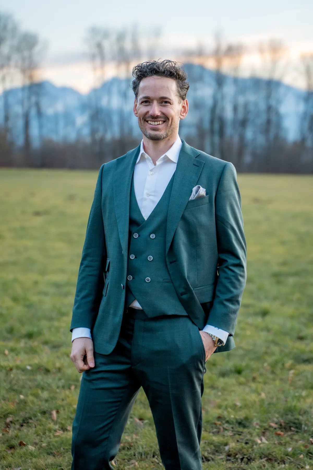 Florian Brucker in ganzer Figur auf der Wiese, die Hand in der Hosentasche.