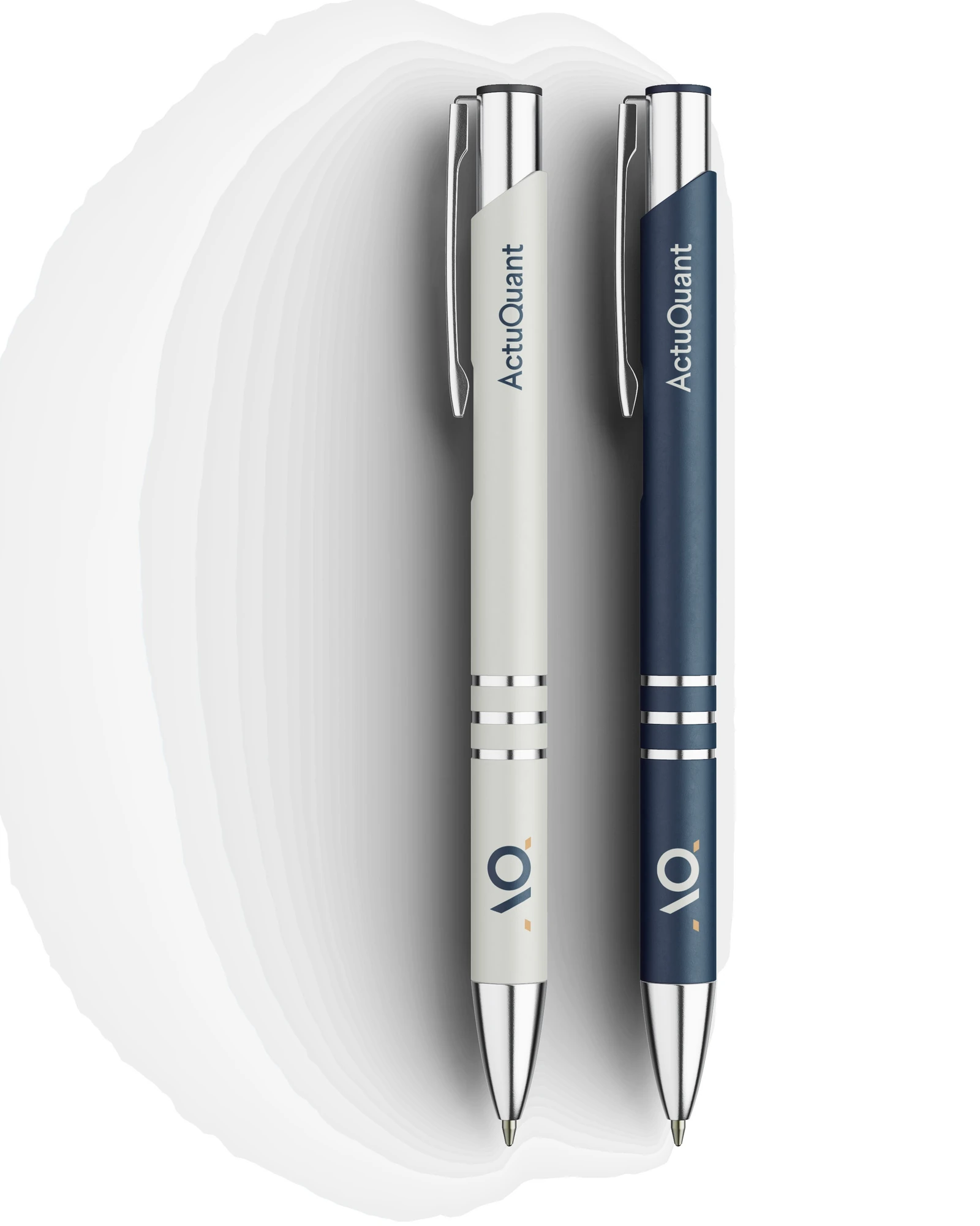 Zwei Kugelschreiber mit dem Zeichen von ActuQuant, einer in Light Cream und einer in Midnight Blue, auf hellem Grund.