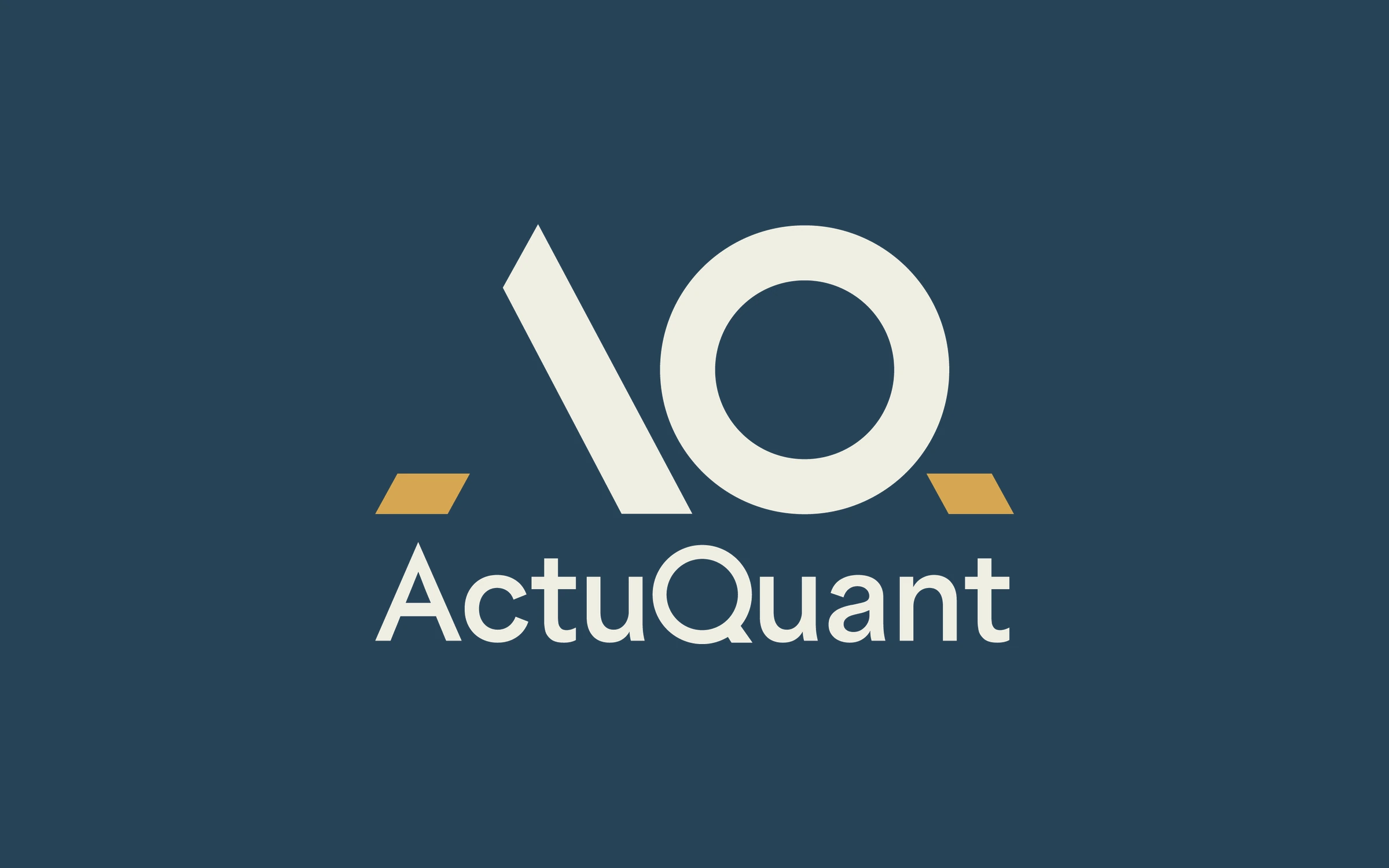 Die Wort-Bild-Marke von ActuQuant in Light Cream mit den zwei goldenen Balken, mittig auf Midnight Blue.