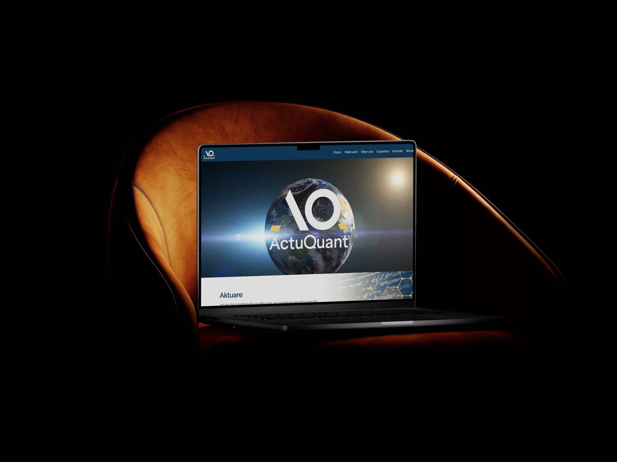 Ein aufgeklapptes MacBook Pro auf einem orangefarbenen Sessel im Dunkeln zeigt die Startseite von actuquant.com mit dem Logo vor der Erde.