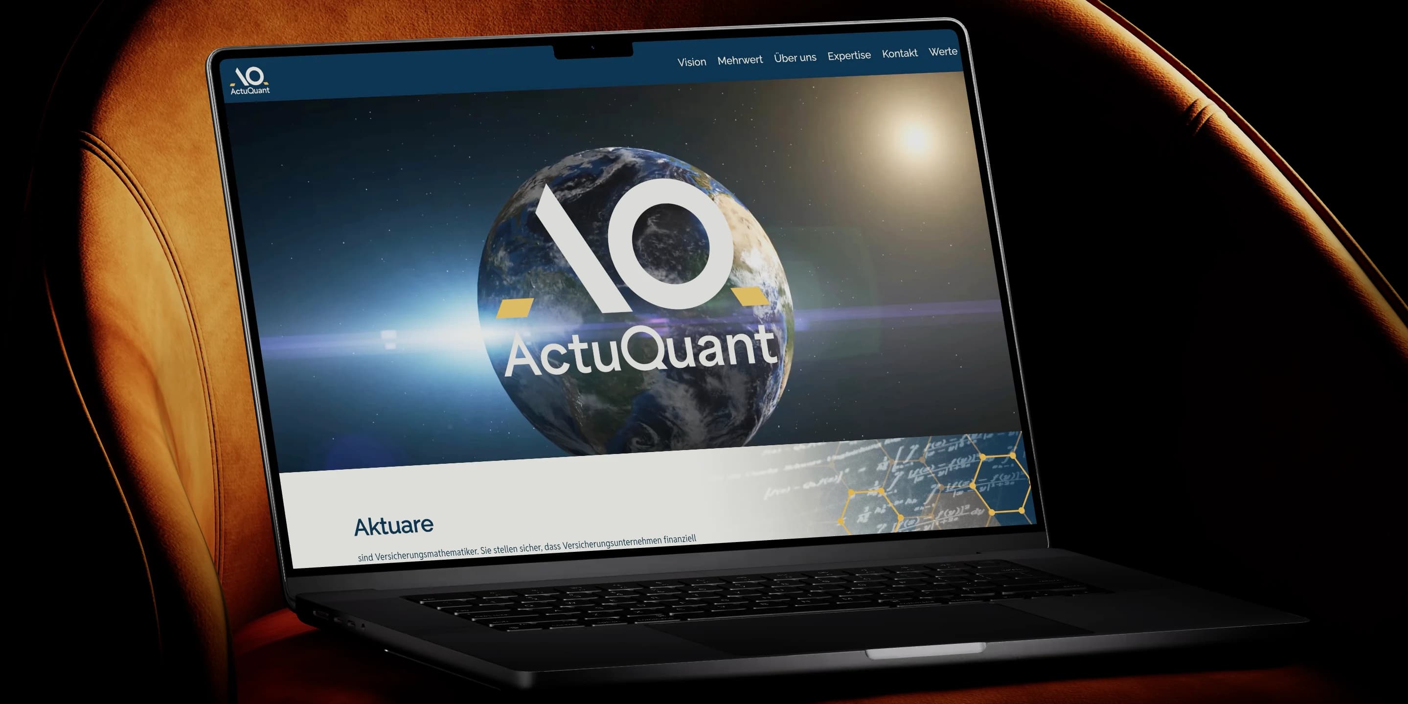 ActuQuant: Ein MacBook Pro auf einem orangefarbenen Sessel zeigt die Startseite von actuquant.com mit dem Logo vor der Erde.