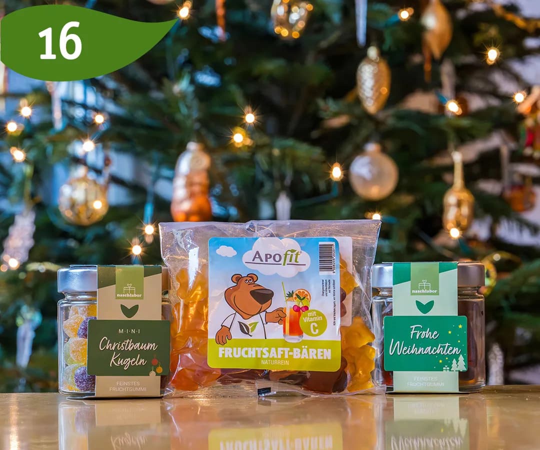 Ein Beitrag aus dem Adventskalender, oben links die Nummer 16 im grünen Blatt: drei Naschereien von APOfit vor einem geschmückten Christbaum.