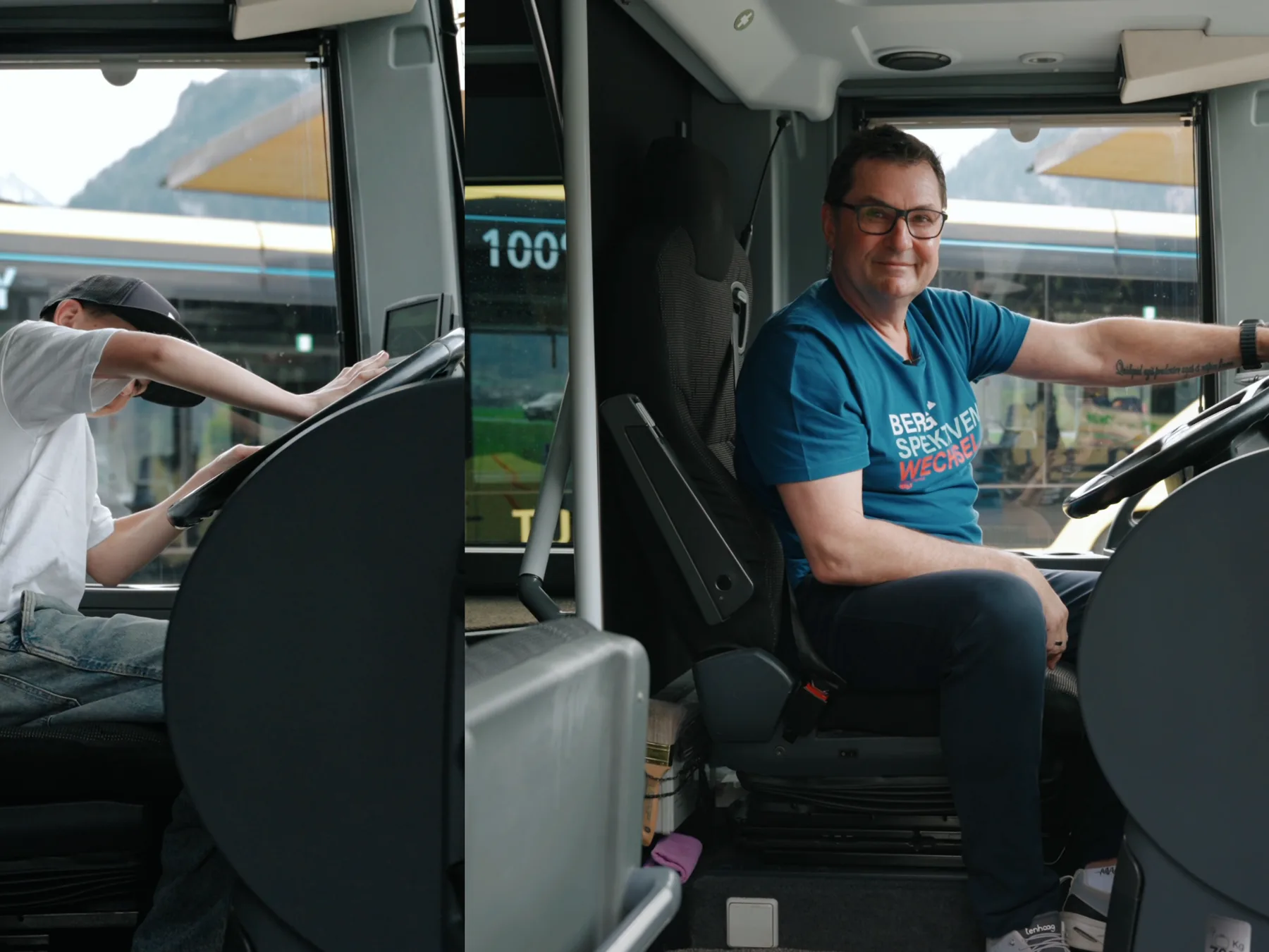 Ein Busfahrer im türkisen Shirt sitzt am Steuer eines Reisebusses und lacht, auf dem Sitz daneben ein Junge mit Basecap.