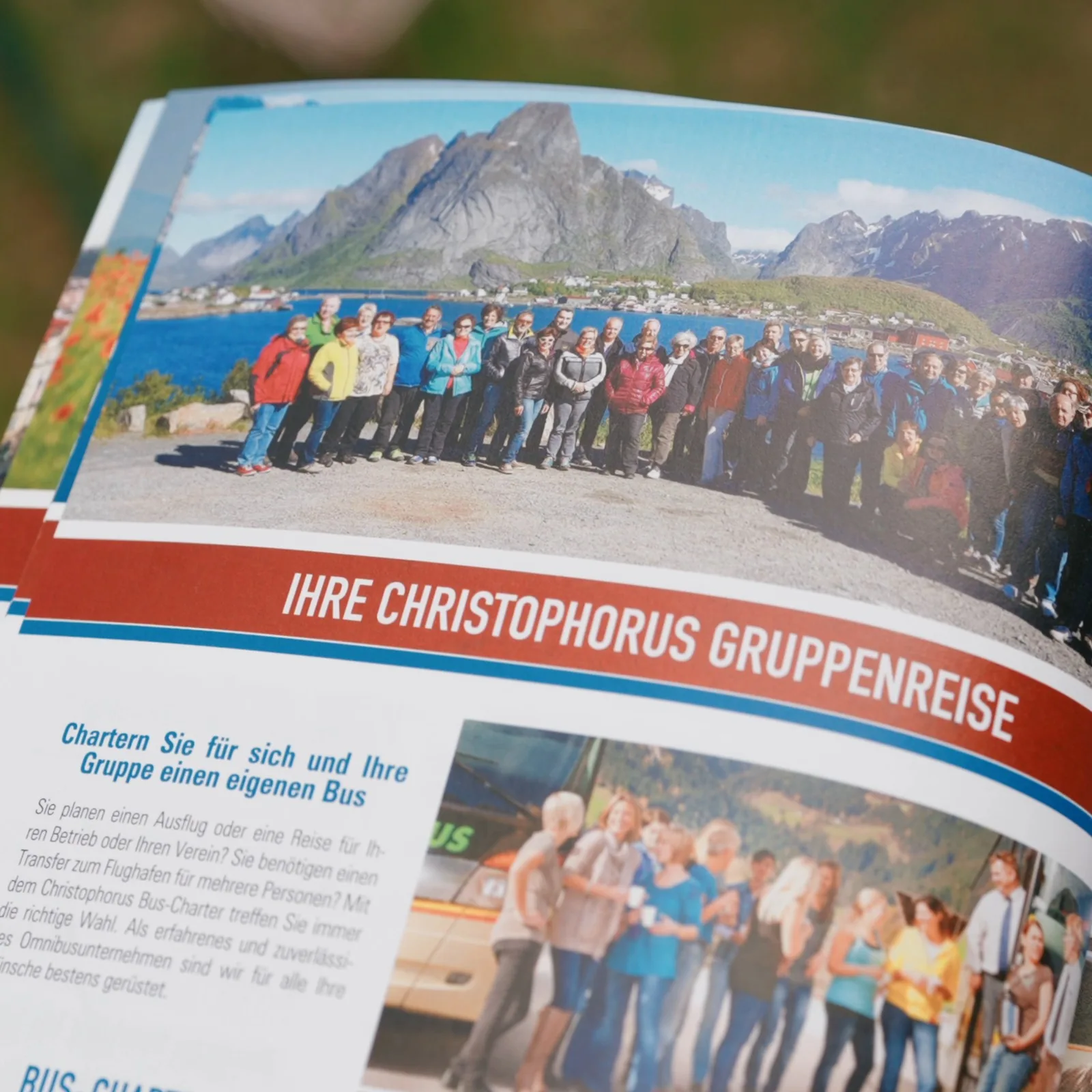Eine aufgeschlagene Katalogseite mit der Überschrift Ihre Christophorus Gruppenreise, darüber eine Reisegruppe vor einer Bergkulisse am Meer.
