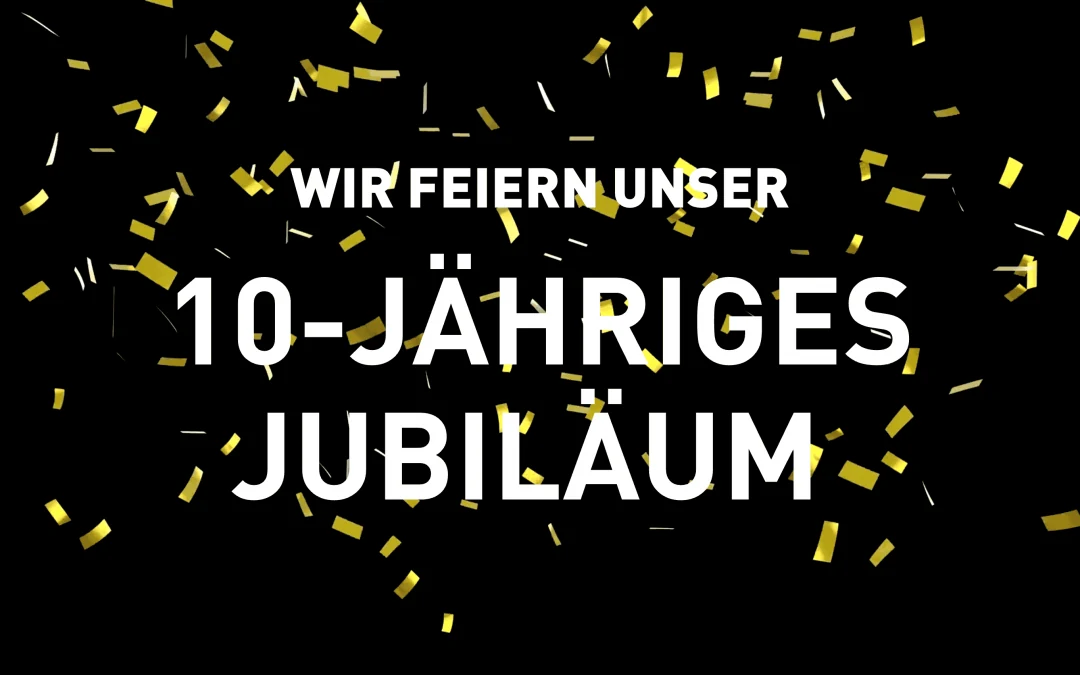 Bildschirmmotiv in Weiss auf Schwarz mit goldenem Konfetti: WIR FEIERN UNSER 10-JÄHRIGES JUBILÄUM.