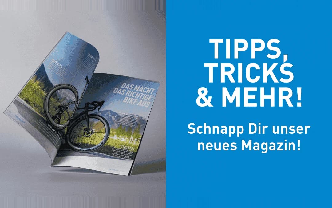 Bildschirmmotiv TIPPS, TRICKS UND MEHR neben der Magazin-Doppelseite DAS MACHT DAS RICHTIGE BIKE AUS, mit der Aufforderung, sich das neue Heft mitzunehmen.