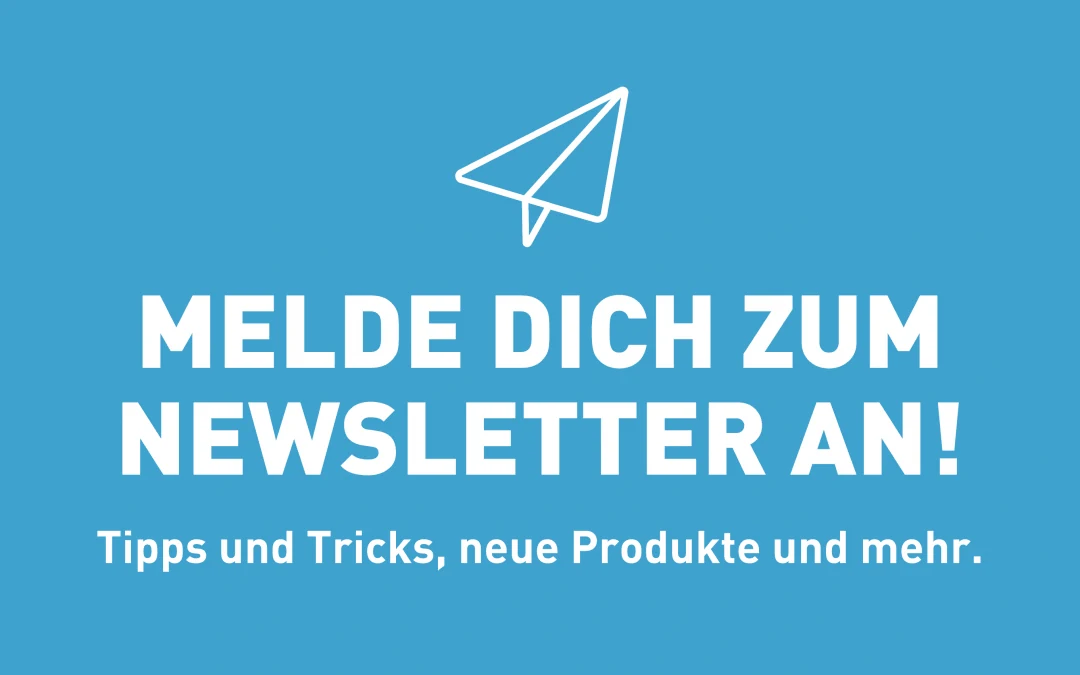 Bildschirmmotiv MELDE DICH ZUM NEWSLETTER AN auf CUBE-Blau, mit Papierflieger-Zeichen und dem Hinweis auf Tipps, Tricks und neue Produkte.