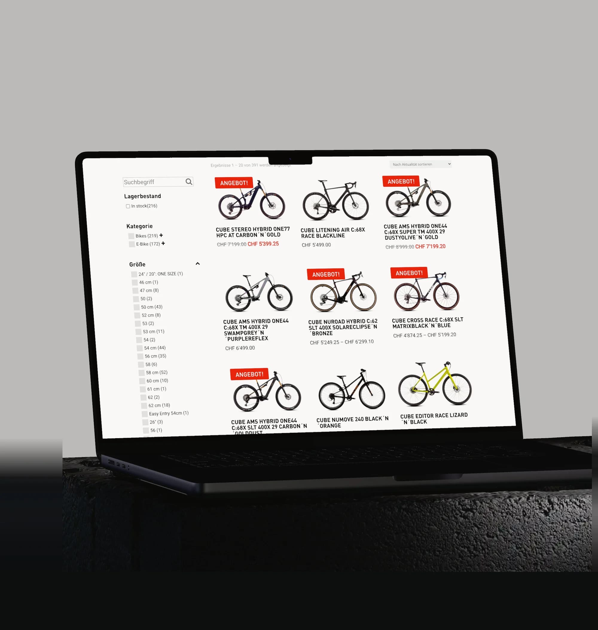 Die Übersichtsseite des Online-Shops auf einem MacBook: drei Reihen Bikes mit Preisen und Angeboten, links daneben die Filter nach Lagerbestand, Kategorie und Rahmengrösse.