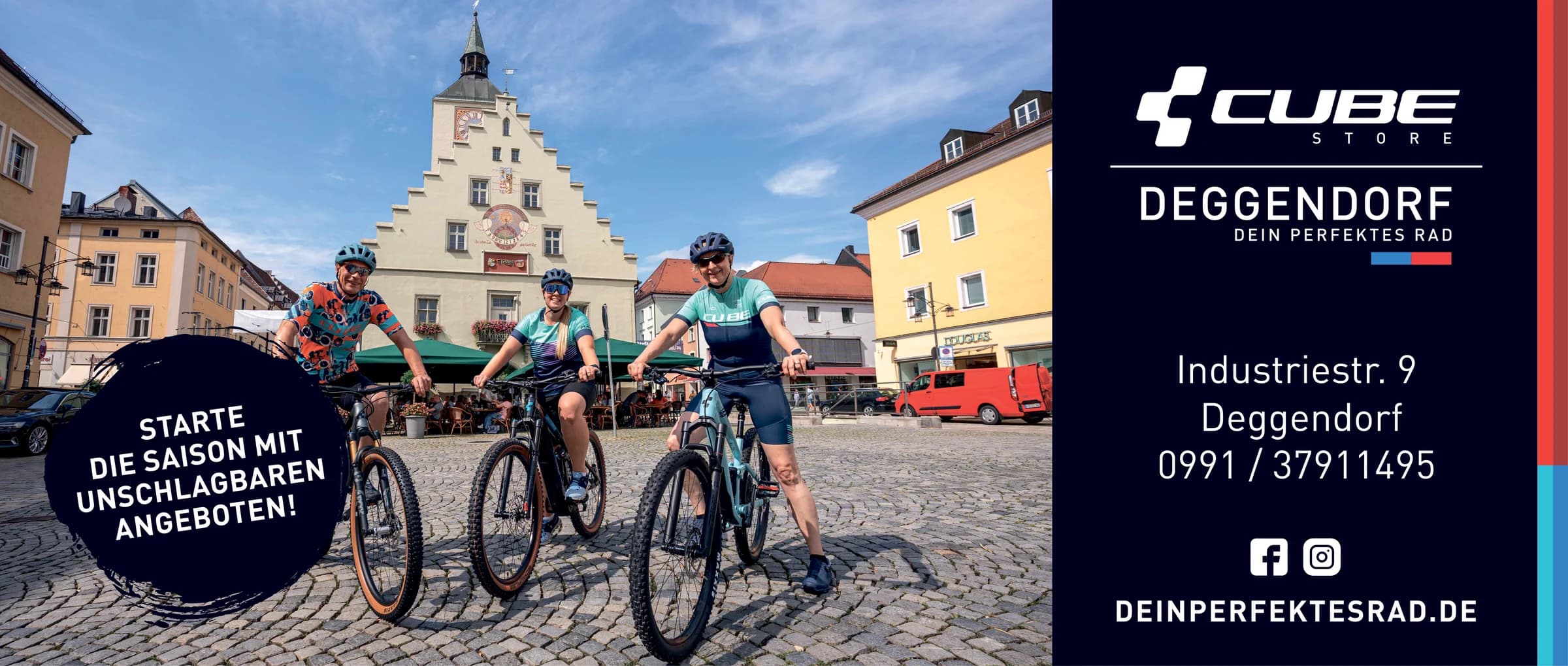 Quere Zeitungsanzeige: drei Radfahrende auf einem Stadtplatz vor einem gelben Rathaus, darüber im schwarzen Pinselkreis die Einladung zum Saisonstart, rechts der schwarze Markenblock.