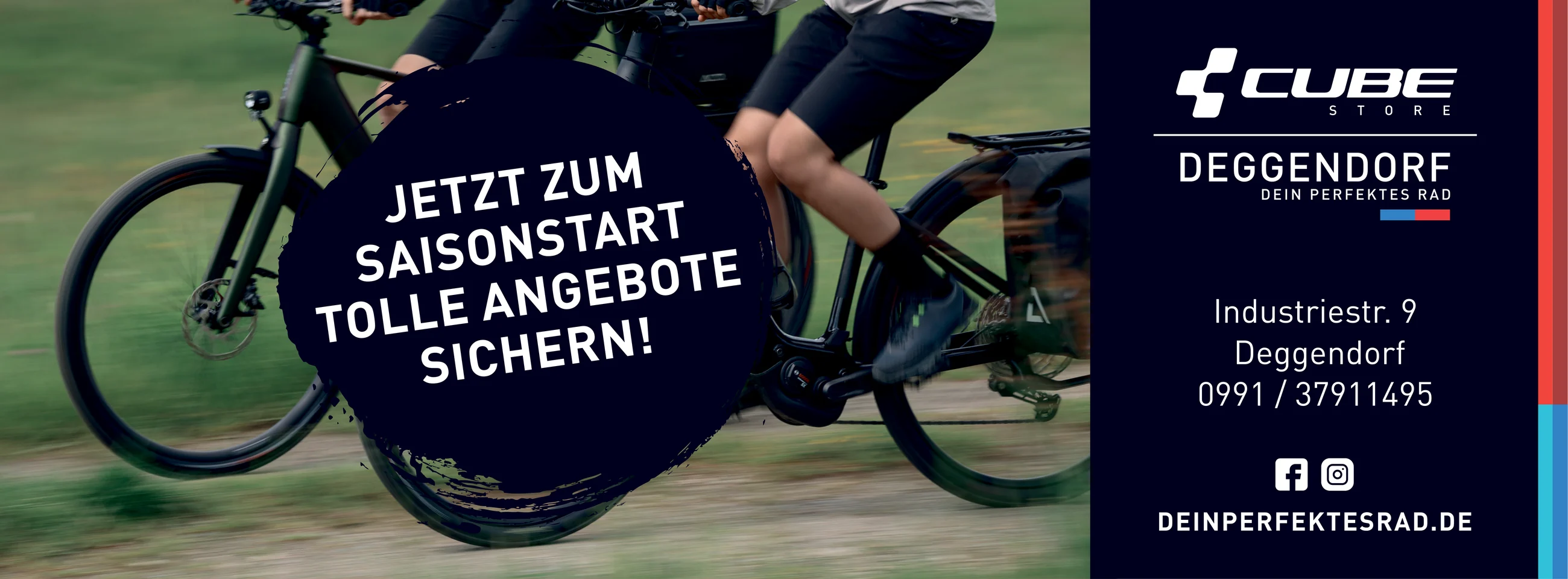 Quere Zeitungsanzeige im breiteren Format: ein Mountainbiker auf einer Wiese unter Wolken, darüber im schwarzen Pinselkreis die Einladung zum Saisonstart, rechts der schwarze Markenblock.