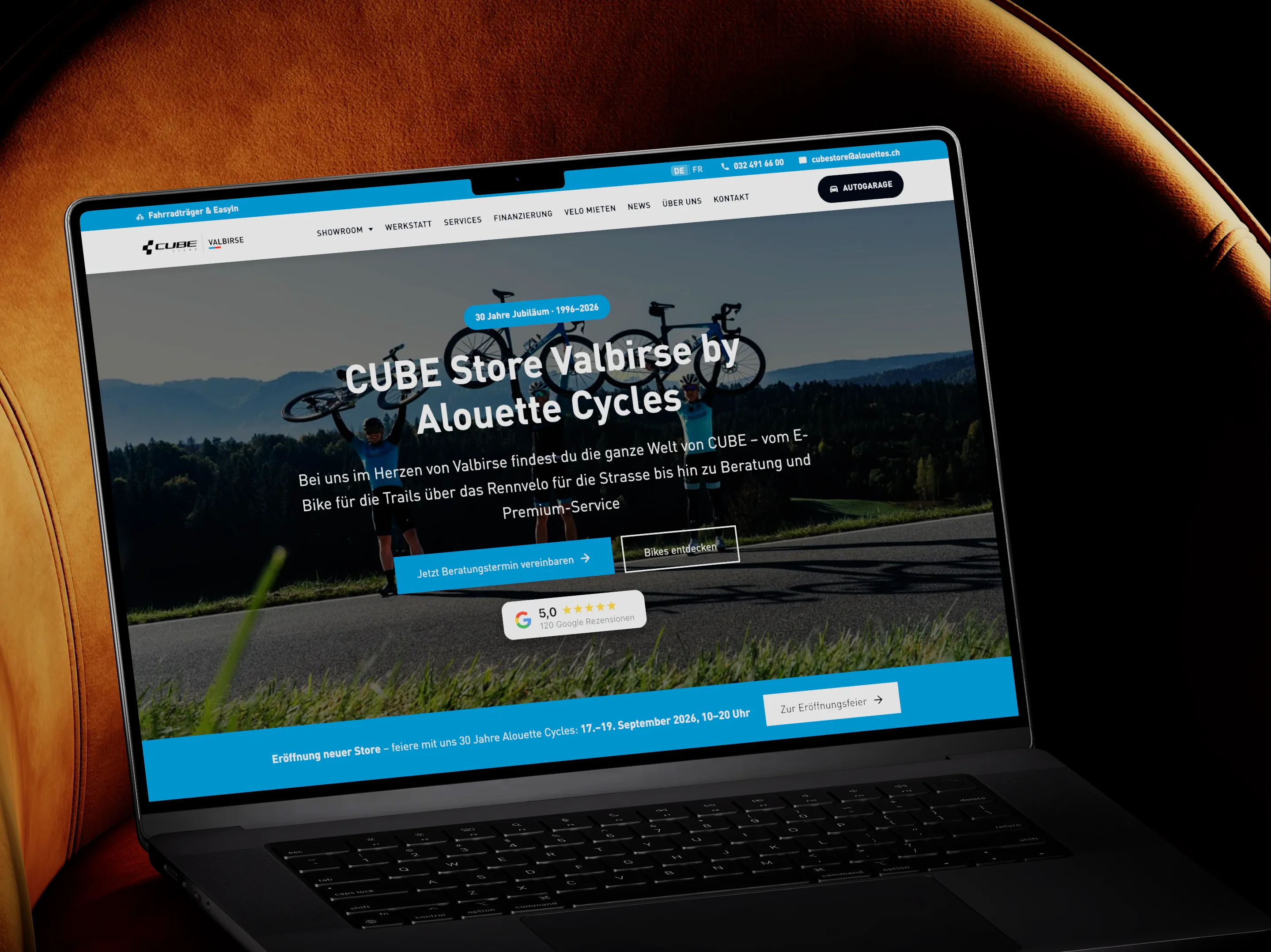 Ein MacBook zeigt die Startseite von cubestorevalbirse.ch mit dem Gruppenbild aus dieser Produktion.
