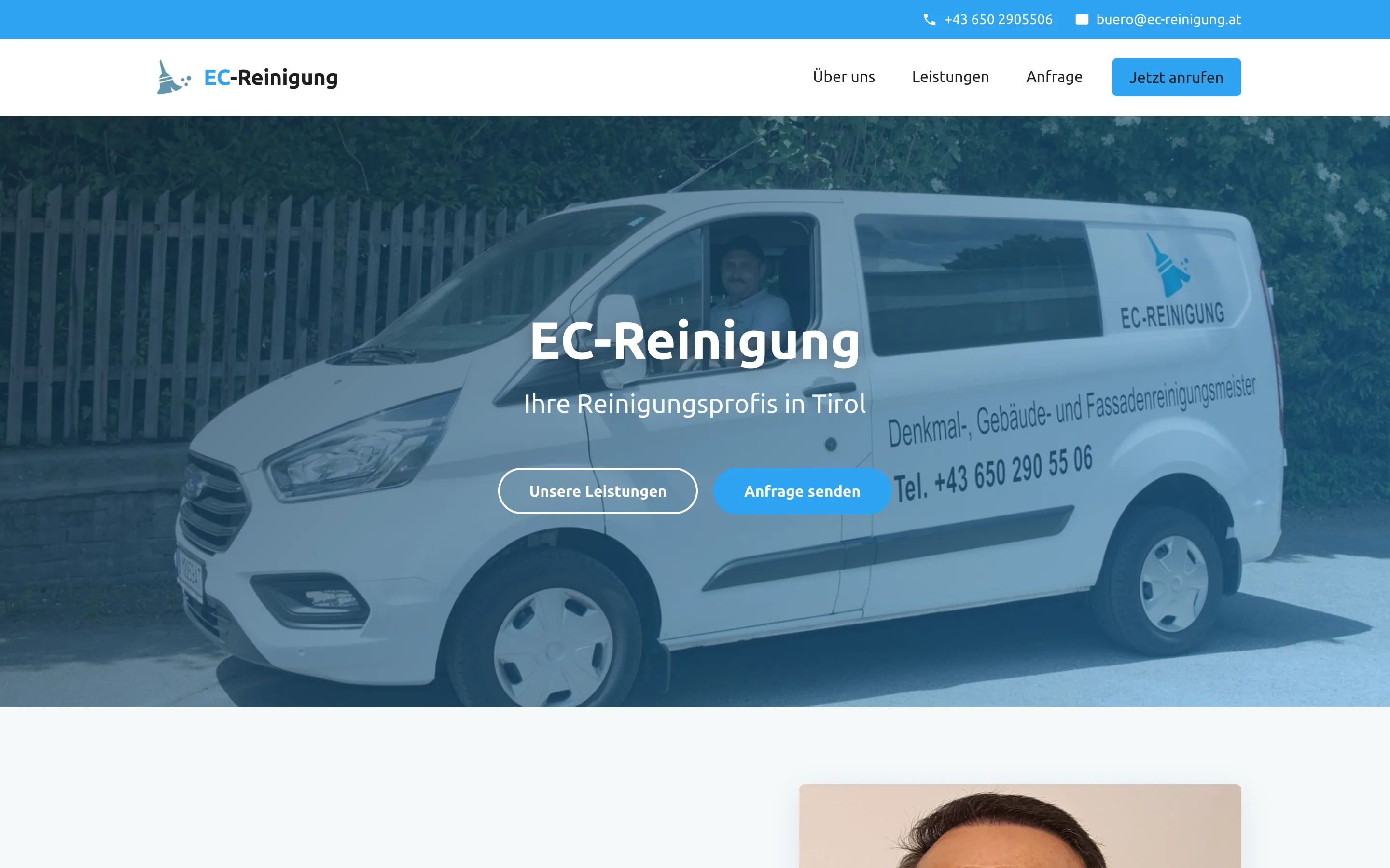 Die Startseite von ec-reinigung.at: das beschriftete Firmenfahrzeug vor einer Hecke, darüber der Name EC-Reinigung und die Schaltflächen zu den Leistungen und zur Anfrage.