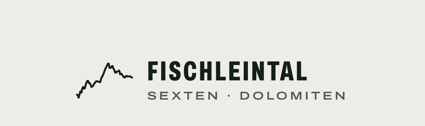 Das Logo des Fischleintals in Waldgrün auf heller Fläche: eine Bergsilhouette als Linie, daneben der Schriftzug Fischleintal und darunter Sexten · Dolomiten.