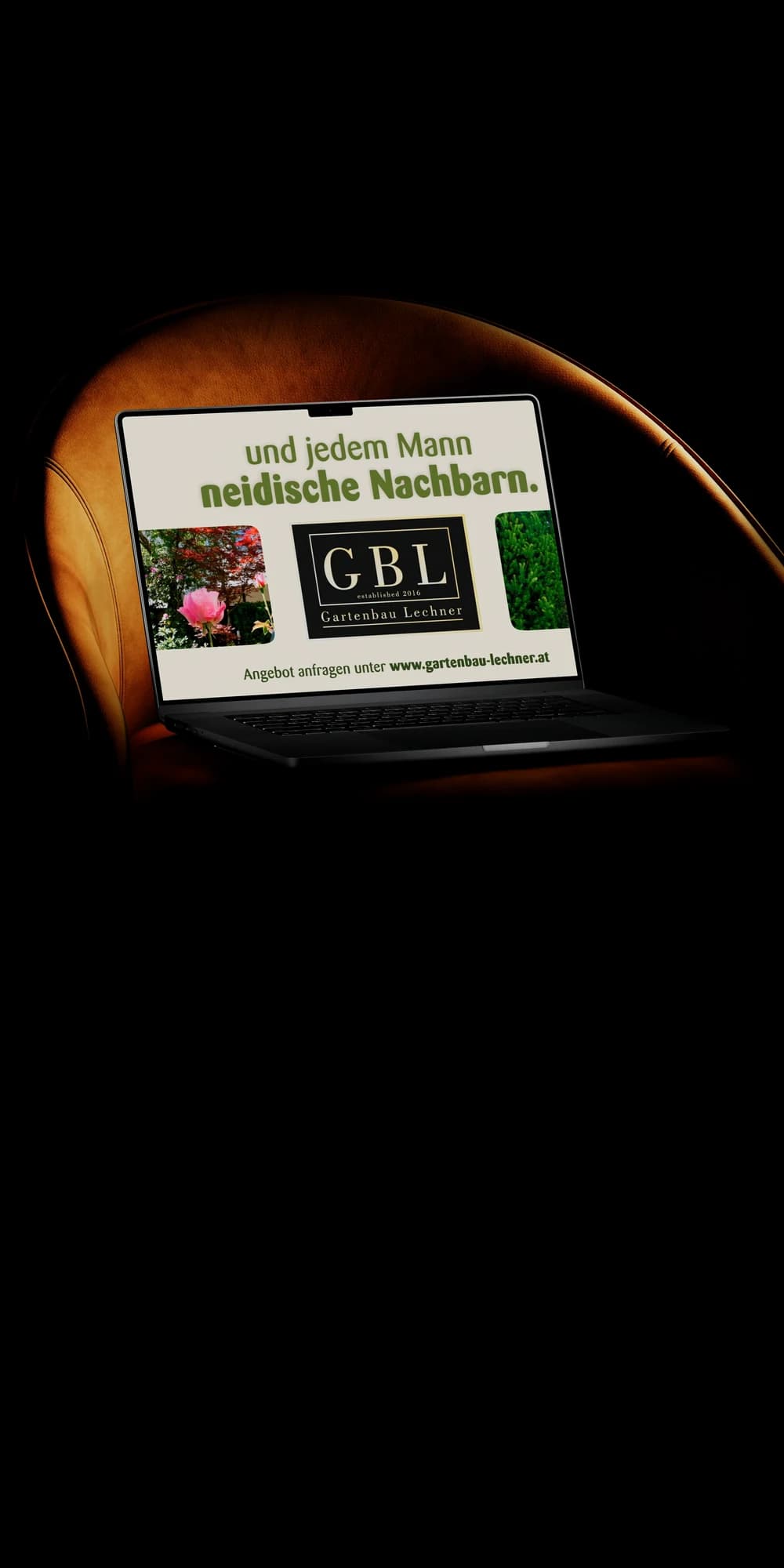 Ein aufgeklapptes MacBook vor einem warm beleuchteten Bogen im Dunkeln, auf dem Bildschirm die Endkarte des Werbespots: und jedem Mann neidische Nachbarn, die Marke GBL Gartenbau Lechner und die Adresse gartenbau-lechner.at.