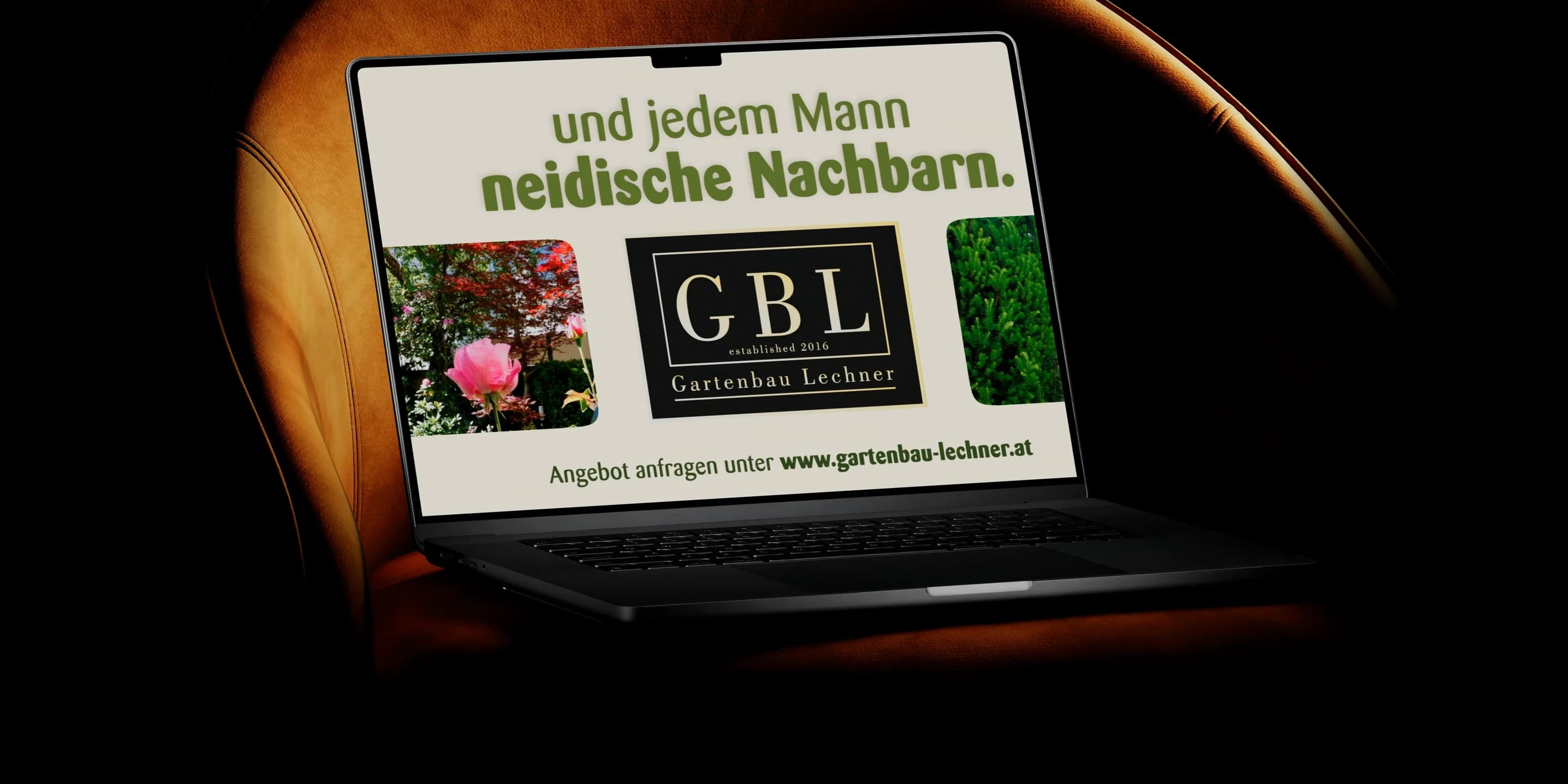 Ein aufgeklapptes MacBook vor einem warm beleuchteten Bogen im Dunkeln, auf dem Bildschirm die Endkarte des Werbespots: und jedem Mann neidische Nachbarn, die Marke GBL Gartenbau Lechner und die Adresse gartenbau-lechner.at.