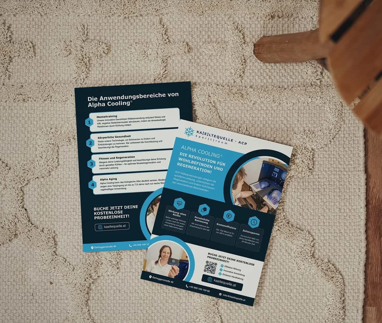 Zwei Flyer auf einem hellen Teppich: vorne die Titelseite mit Wortmarke und blauem Textfeld, dahinter die Rückseite mit den vier nummerierten Anwendungsbereichen.