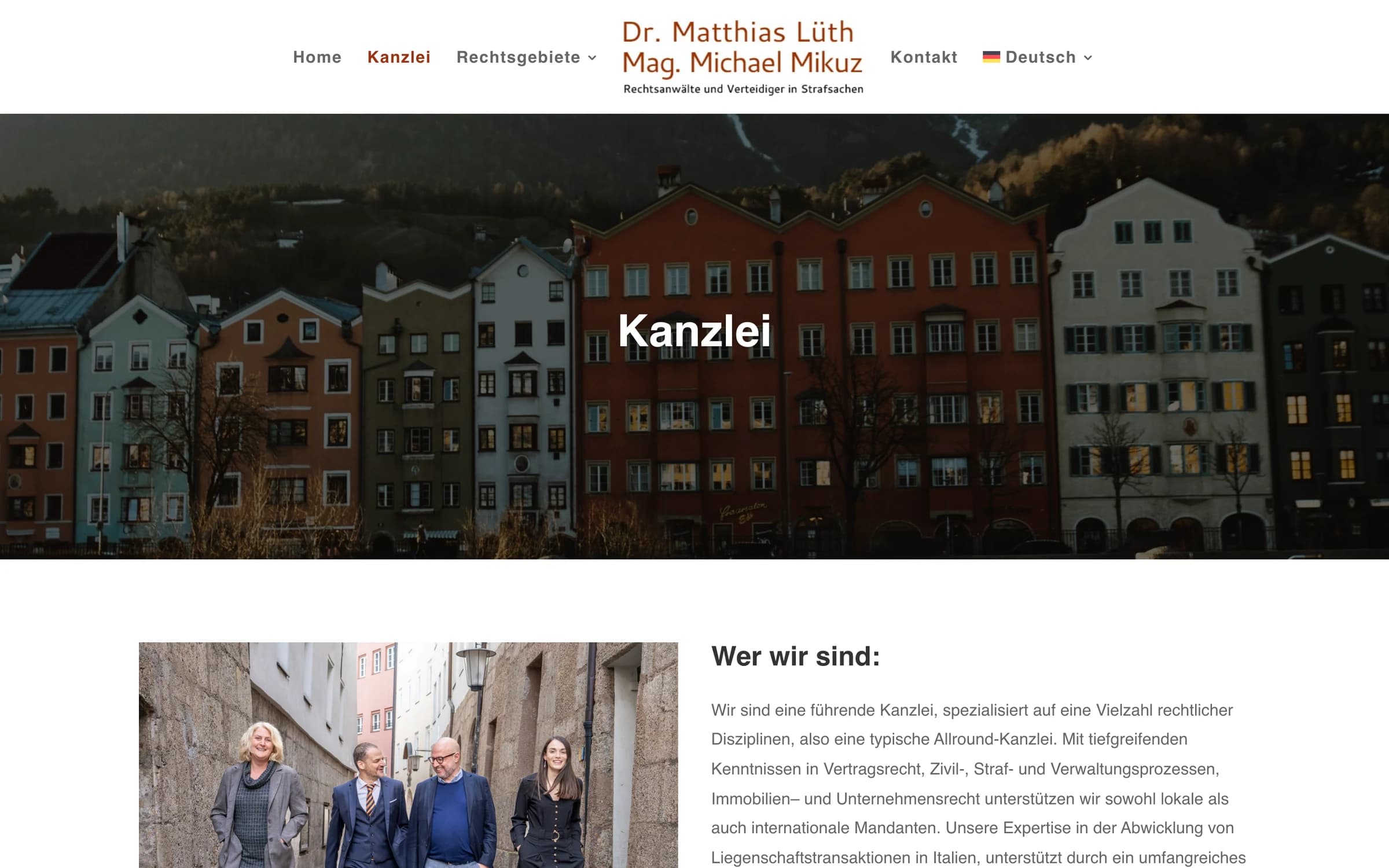 Die Unterseite Kanzlei im Browser: unter der Navigation ein abgedunkelter Bildstreifen mit den bunten Häusern am Inn und der Überschrift Kanzlei, darunter der Text mit einem Teamfoto daneben.