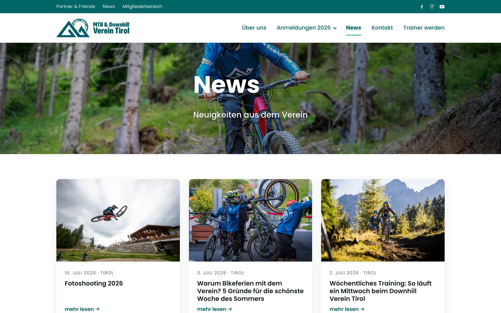 Der News-Bereich: ein breites Titelbild mit der Überschrift News, darunter drei Beiträge als Karten mit Datum.