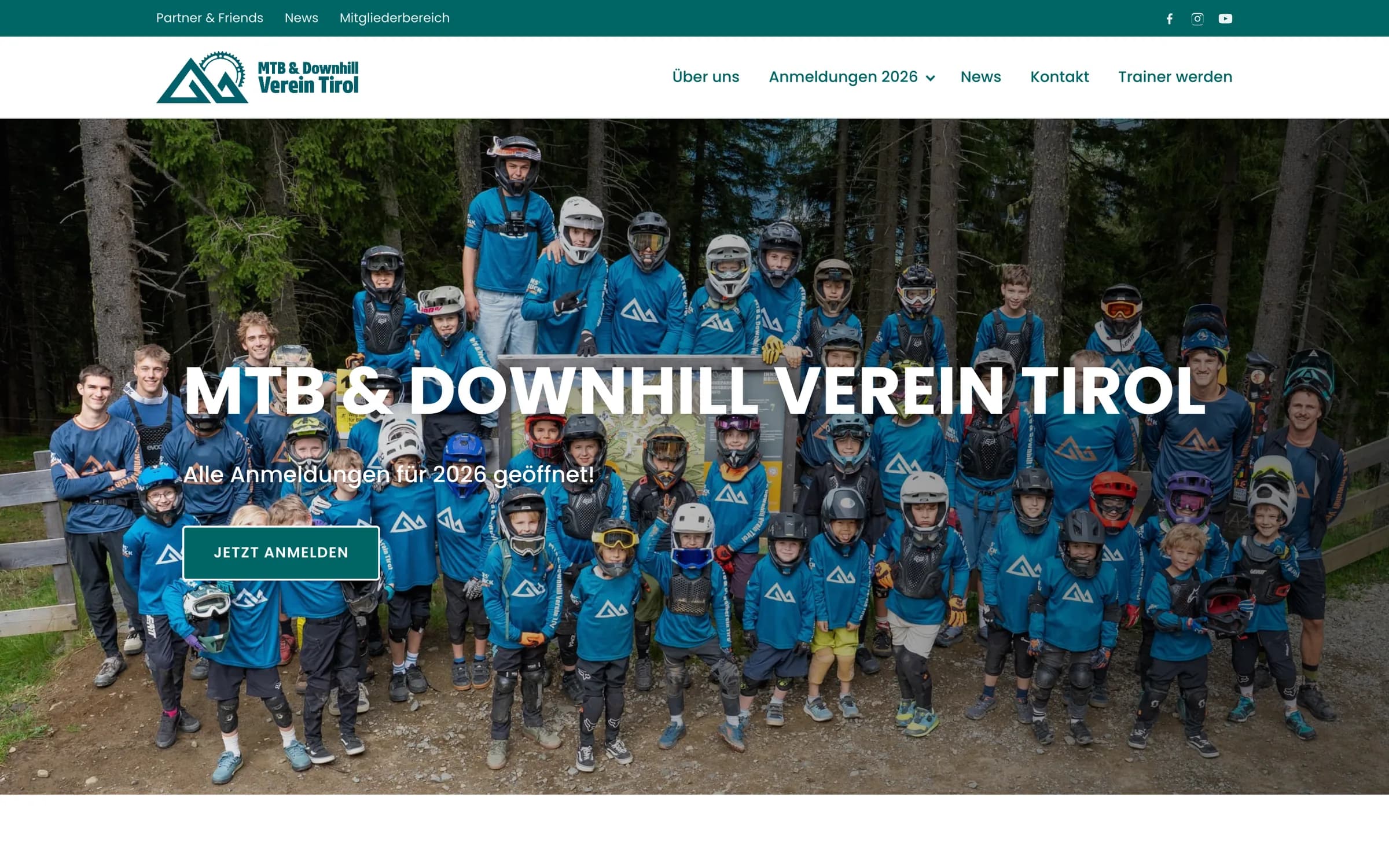Die Startseite von downhillvereintirol.at: das Gruppenfoto der Nachwuchsgruppe im Wald, darüber der Vereinsname und ein Knopf zur Anmeldung.