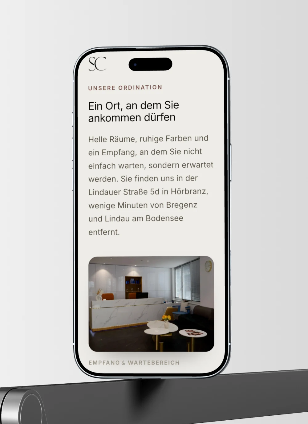 Die Ordinationsseite von skinchic.at auf einem iPhone, Überschrift, Fliesstext und Foto des Empfangs untereinander.