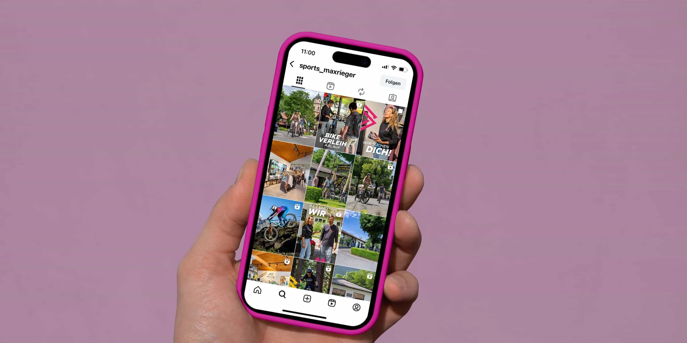 Eine Hand hält ein Telefon vor rosafarbenem Grund, auf dem Schirm das Instagram-Profil von Sports Max Rieger mit dem Raster seiner Beiträge.