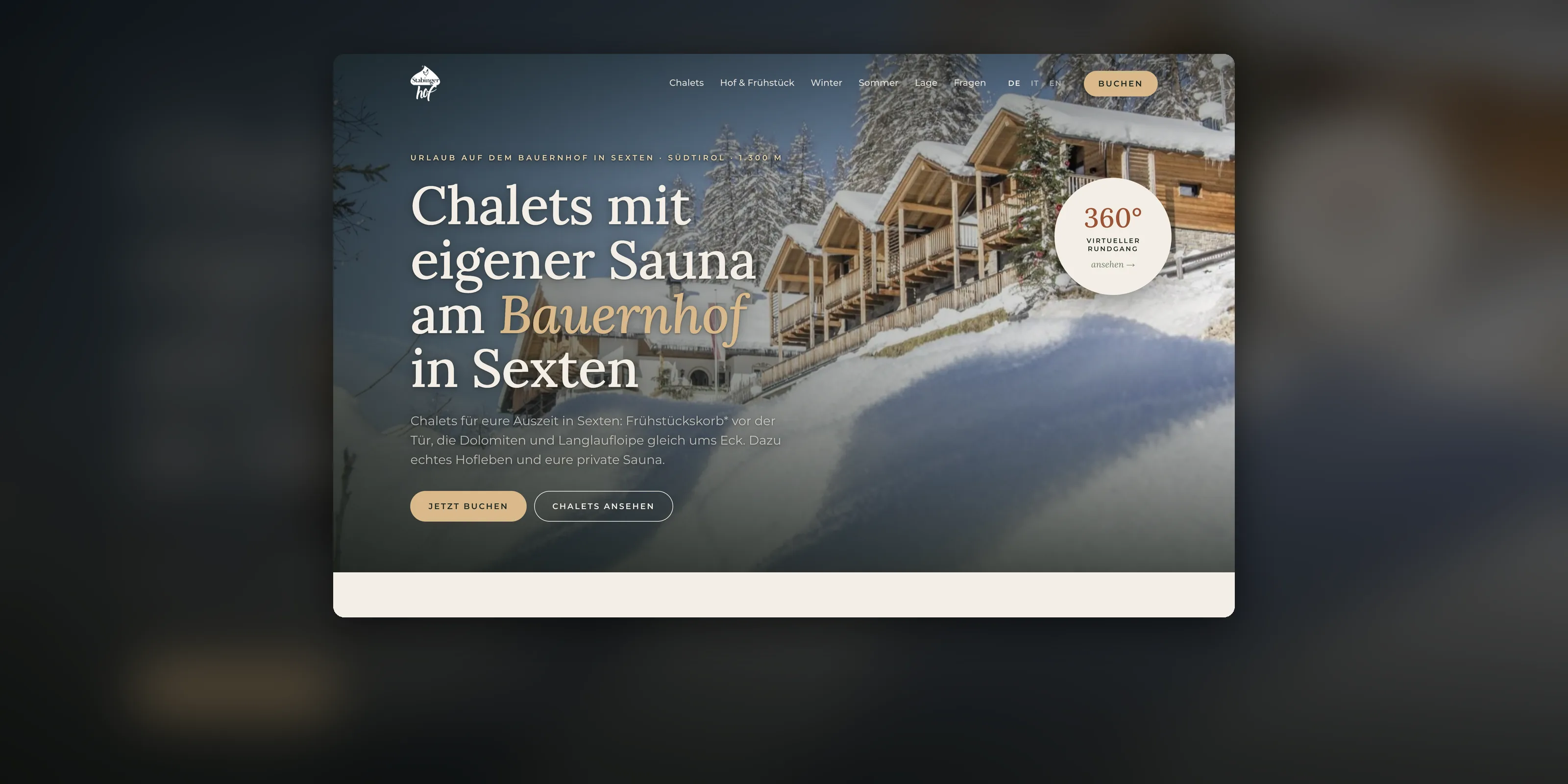 Die Startseite von stabingerhof.it: verschneite Chalets am Hang, daneben die Überschrift Chalets mit eigener Sauna am Bauernhof in Sexten.