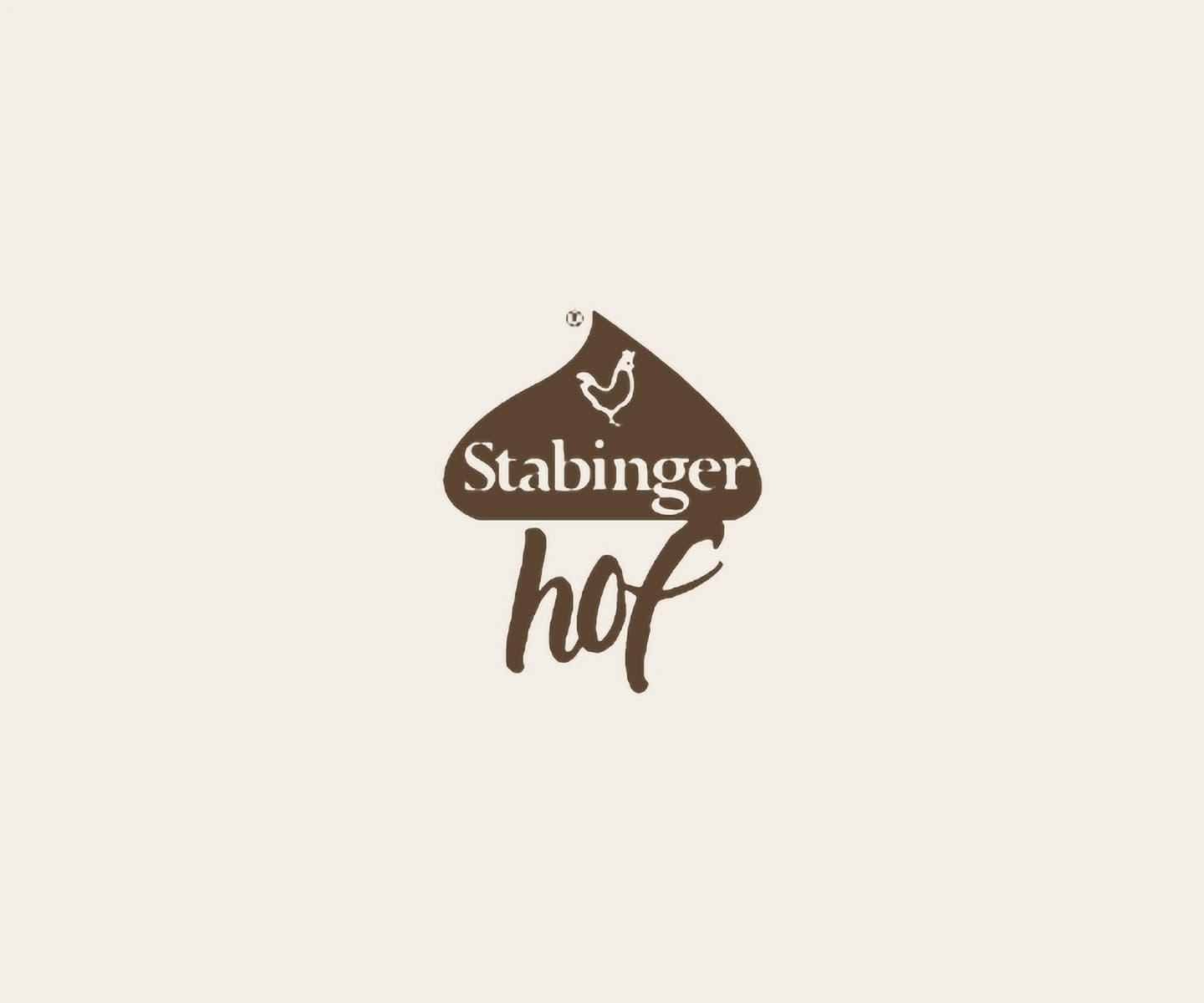 Das Logo des Stabinger Hof in Braun: ein Tropfen mit einem Hahn darin, darin der Schriftzug Stabinger, darunter hof in Schreibschrift.