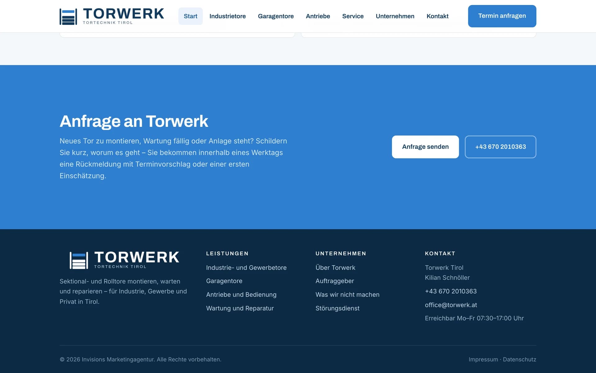Der Fuß von torwerk.at: oben der azurblaue Aufruf Anfrage an Torwerk, darunter auf dunklem Blau das Logo in Weiß mit den Spalten Leistungen, Unternehmen und Kontakt.