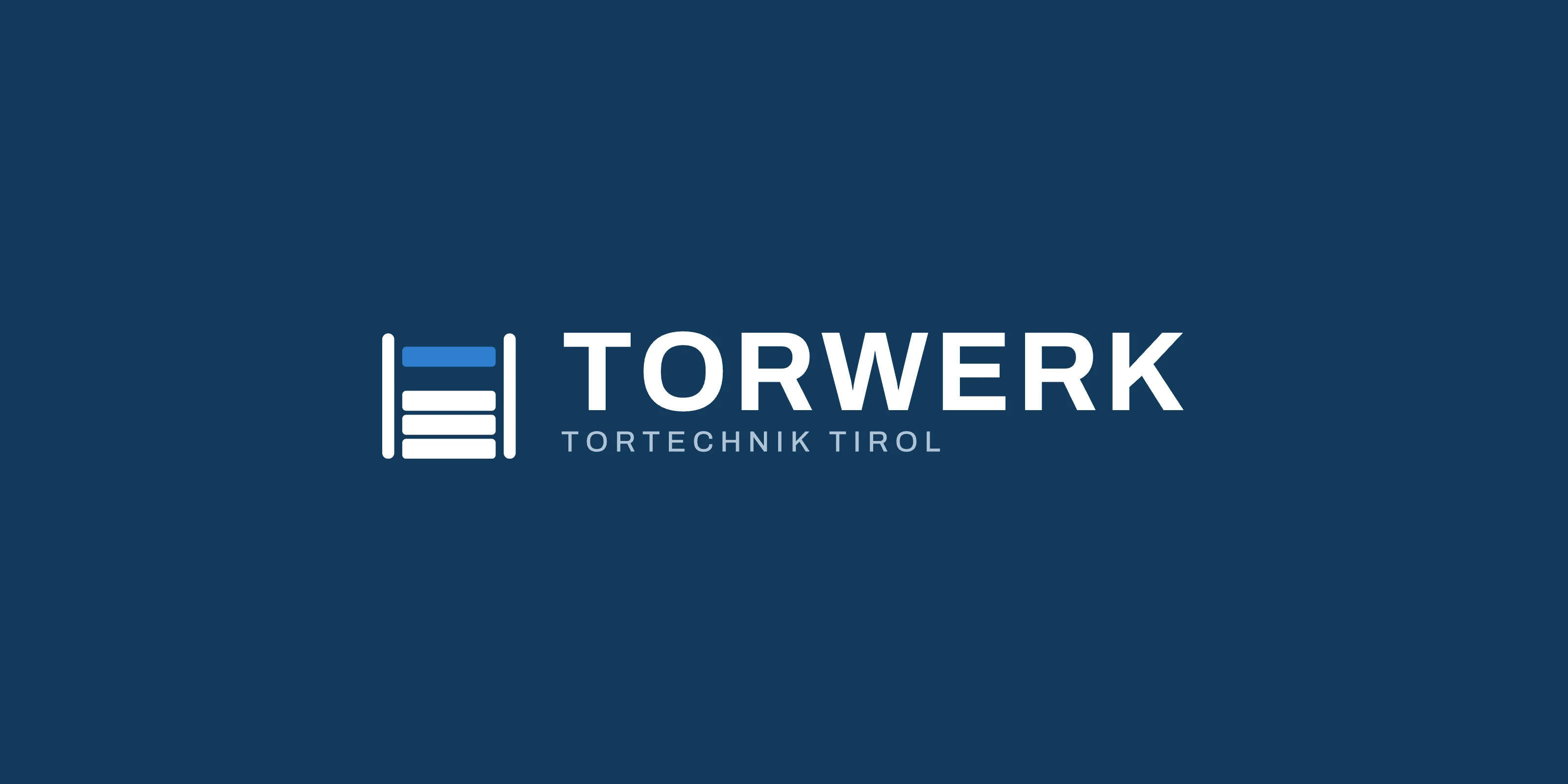 Die Wort-Bild-Marke von Torwerk in Weiß auf dem Markenblau: das Signet aus zwei Schienen und vier Lamellen, daneben der Schriftzug Torwerk und darunter Tortechnik Tirol.
