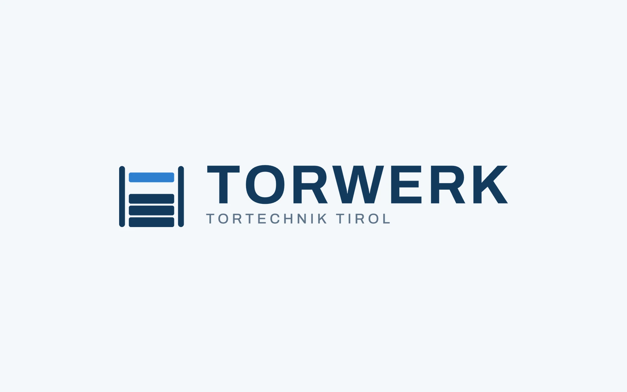 Die Wort-Bild-Marke von Torwerk in Blau auf heller Fläche: das Signet mit der angehobenen Lamelle in Azur, daneben der Schriftzug Torwerk und darunter Tortechnik Tirol.