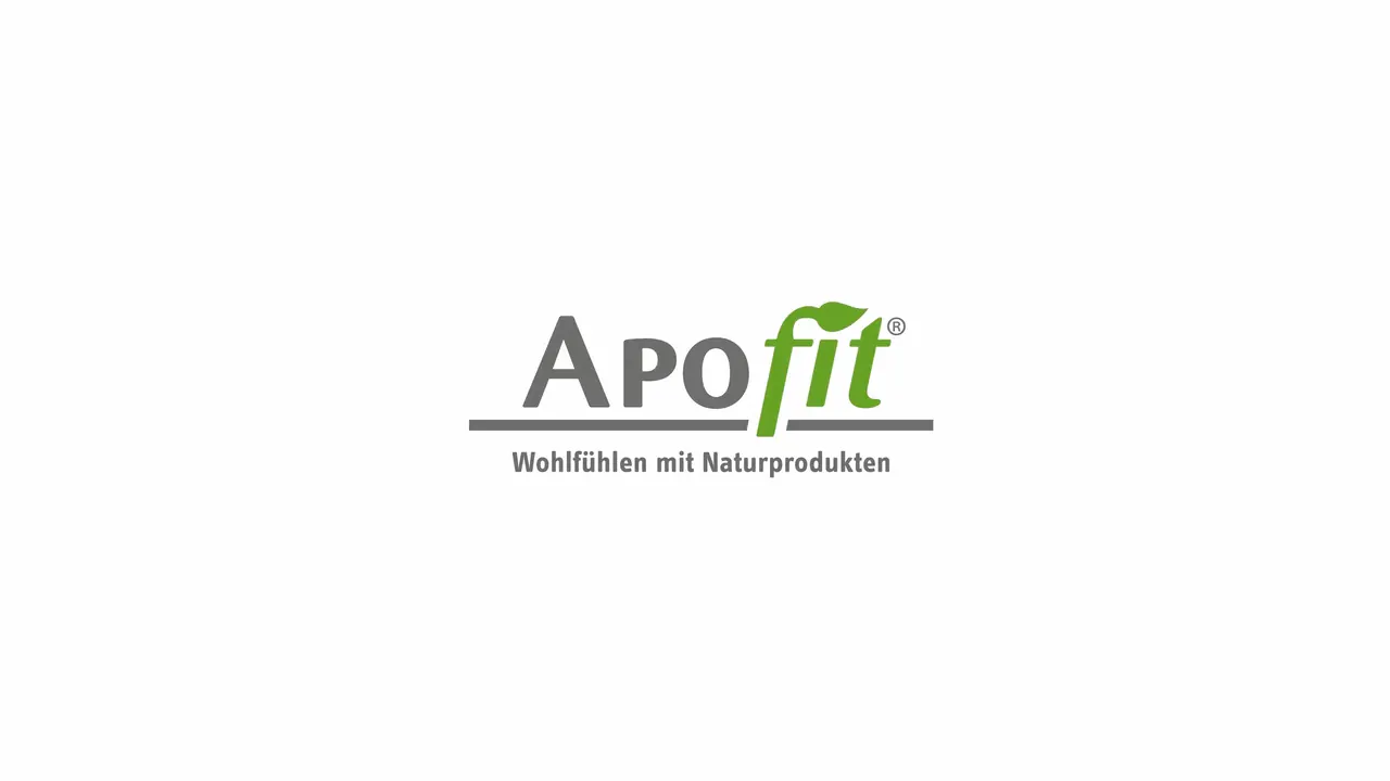 Die Logoanimation von APOfit: auf weißer Fläche baut sich der Schriftzug mit dem grünen Blatt auf, darunter die Zeile Wohlfühlen mit Naturprodukten.