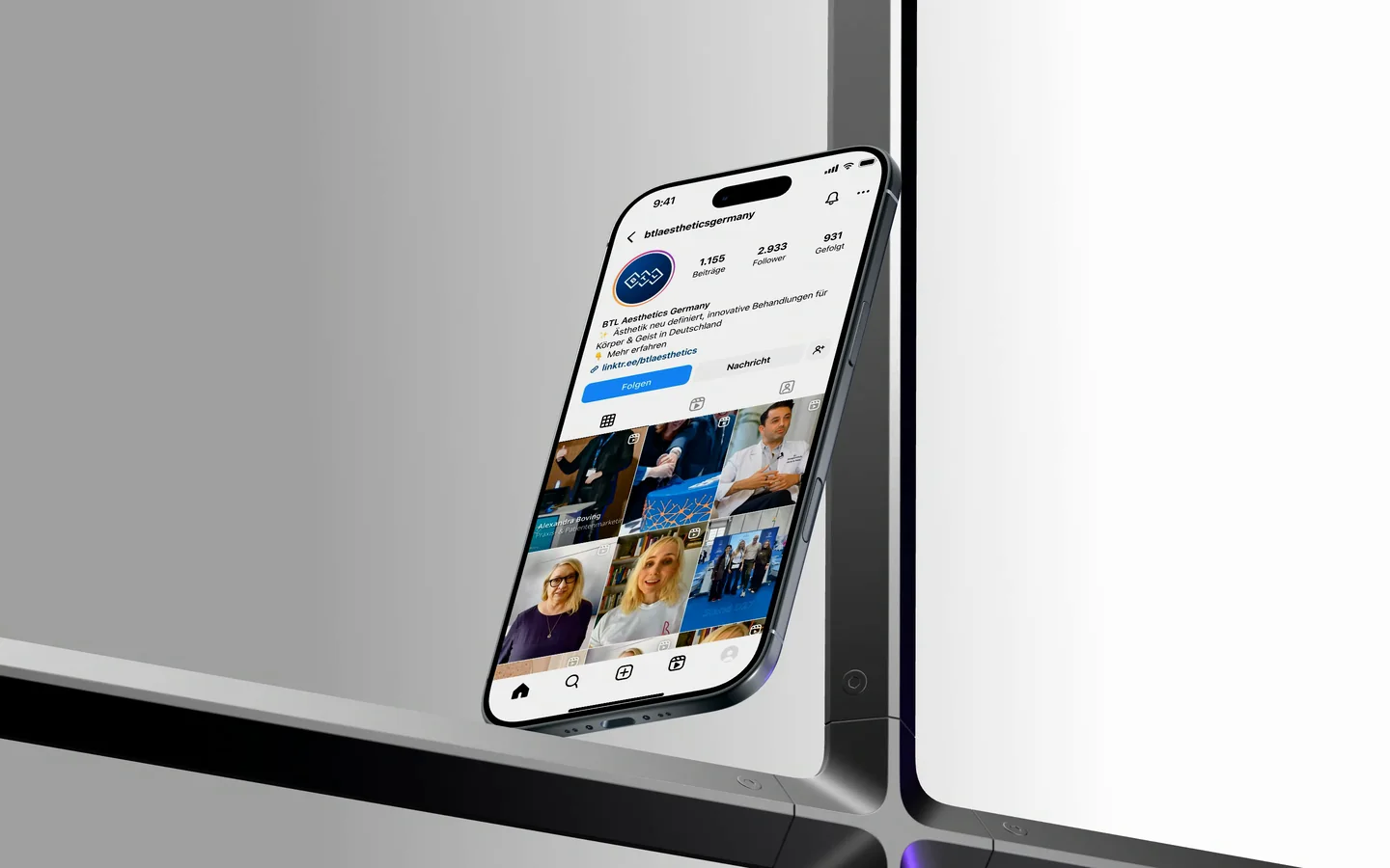Eine Kamerafahrt um ein Smartphone im Studio: darauf das Instagram-Profil von BTL Aesthetics Germany mit dem Beitragsraster, dann der Tipp auf eine Kachel und ein Reel, das im Hochformat läuft.