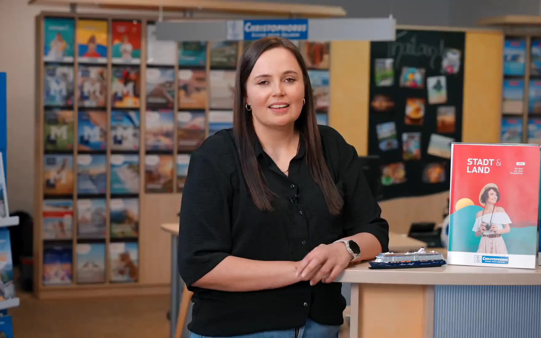 Der Film über das Arbeiten bei Christophorus Reisen: Mitarbeiterinnen erzählen an ihren Schreibtischen und an der Theke von ihrer Arbeit im Reisebüro.