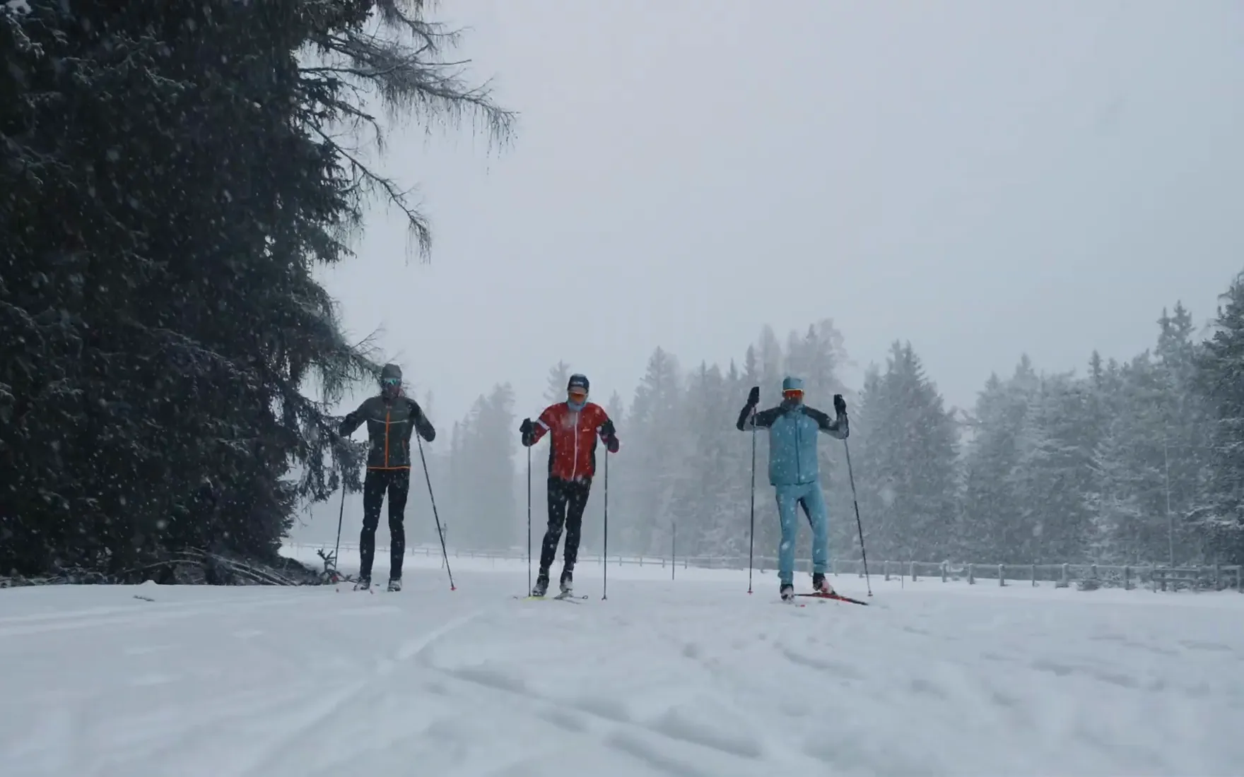 Die Winterfassung des Imagefilms: Langläuferinnen und Langläufer im Schneetreiben auf der Loipe bei Lenzerheide.