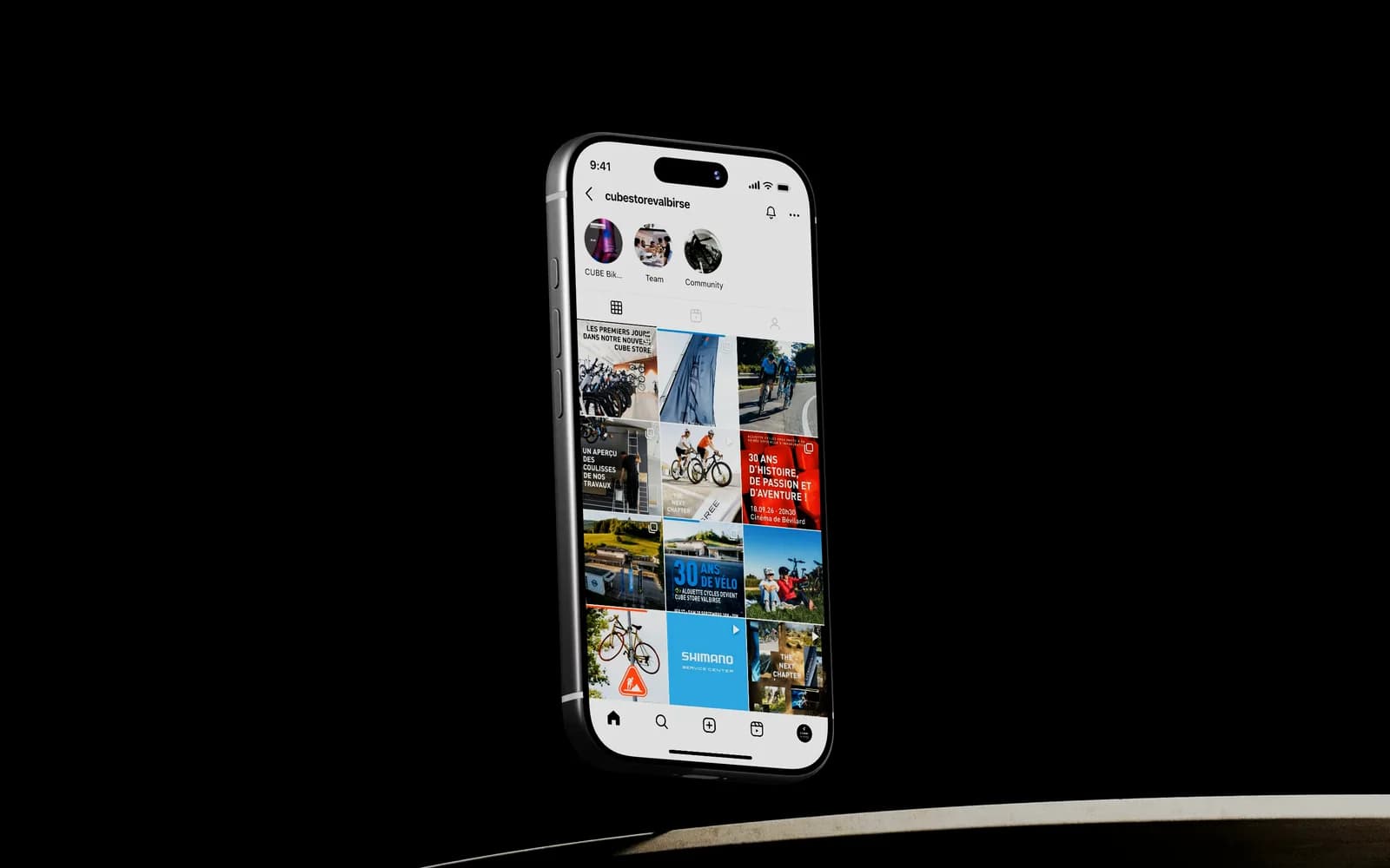 Der Kanal auf einem Telefon: Profilkopf mit Beiträgen, Followern und Highlights, danach das Raster und ein geöffneter Beitrag aus dem neuen Laden.