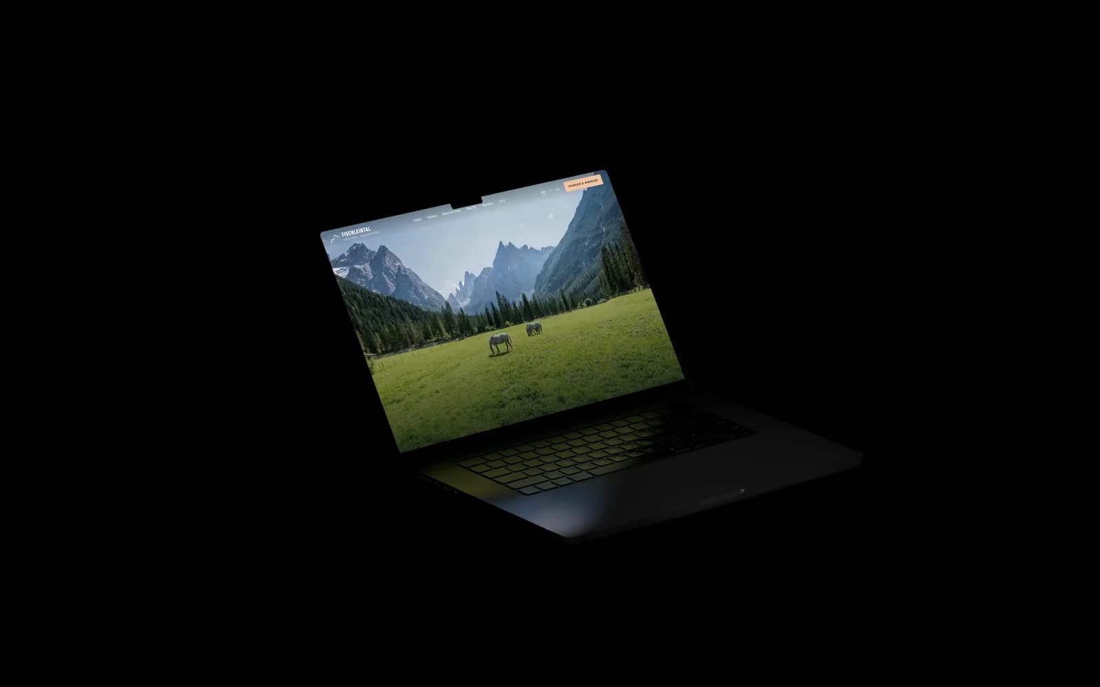 Mehrere Kamerafahrten um ein MacBook im Dunkeln: auf dem Bildschirm die Startseite von fischleintal-dreizinnen.it, die Fischleinbodenhütte und der Rechner für die Parkgebühr.