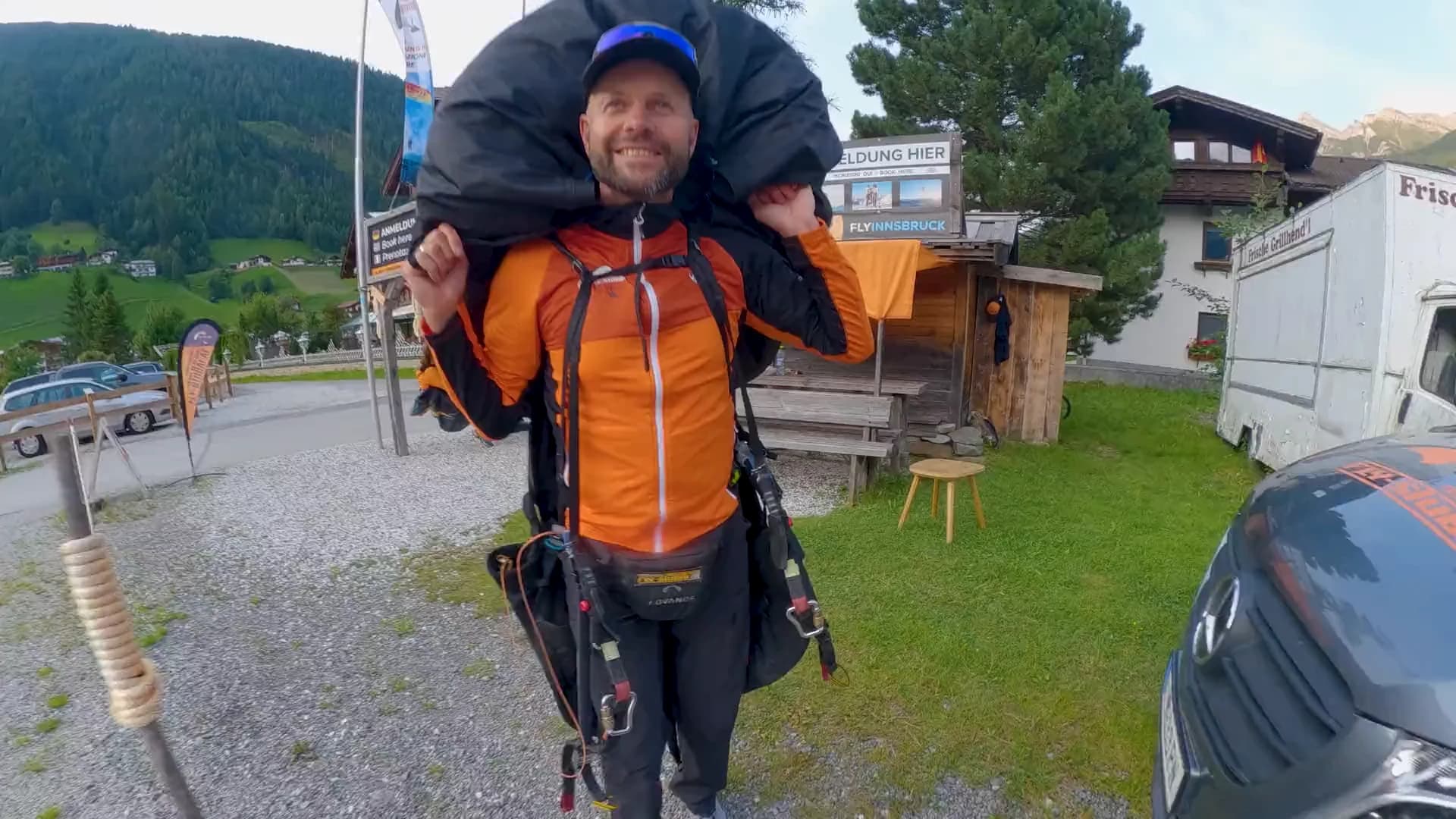 Der Sommerfilm für die Startseite von fly-stubai.at: der Gang zum Startplatz, der ausgelegte Schirm auf der Wiese, der Start und der Flug über das Stubaital bis zum Blick nach oben in die Kappe.