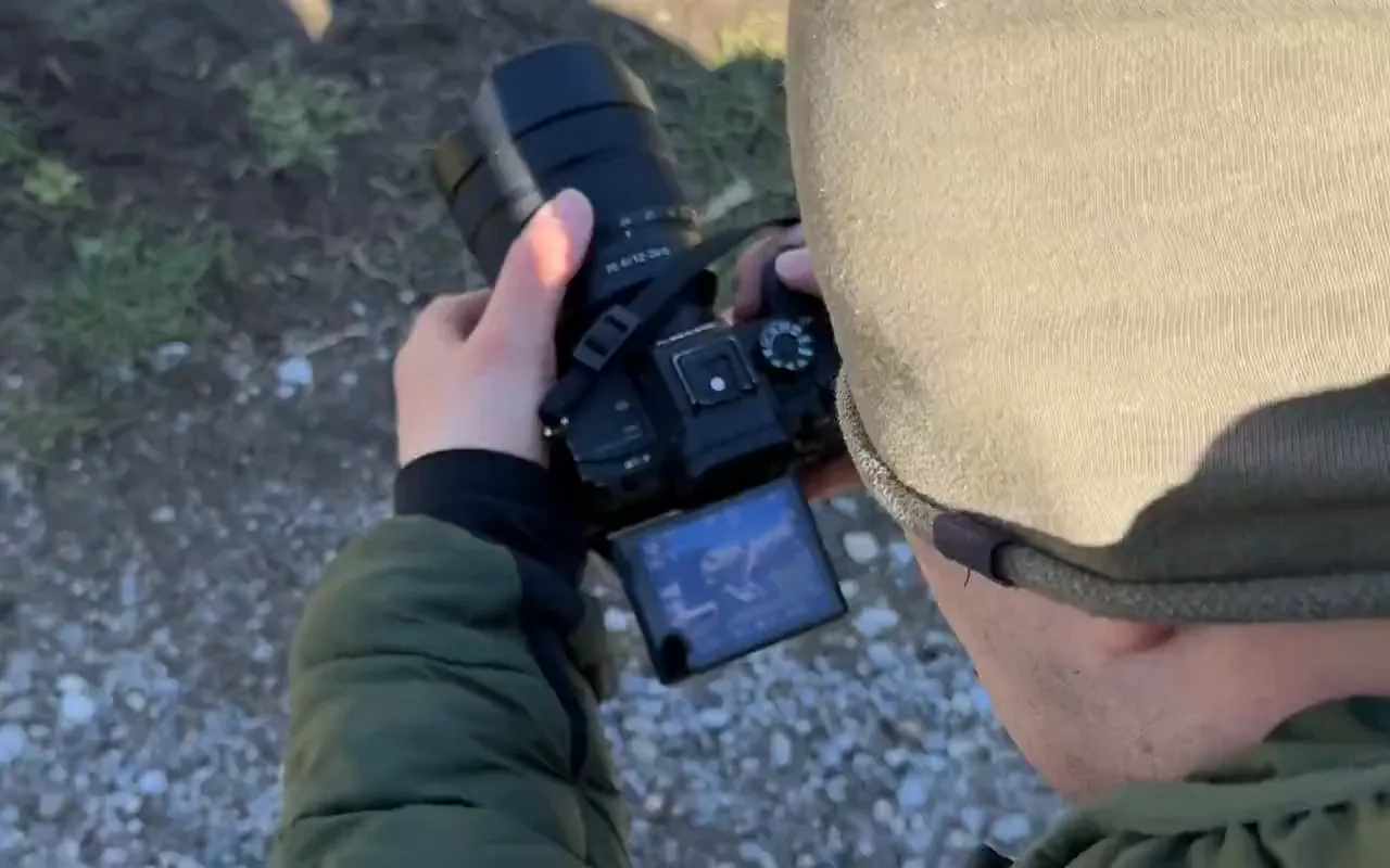 Aufnahme vom Drehtag: eine Hand hält die Kamera über den Weg, daneben liegt ein weißes E-Klapprad im Gras, danach stehen die beiden Models mit dem Rad vor dem offenen Kofferraum.