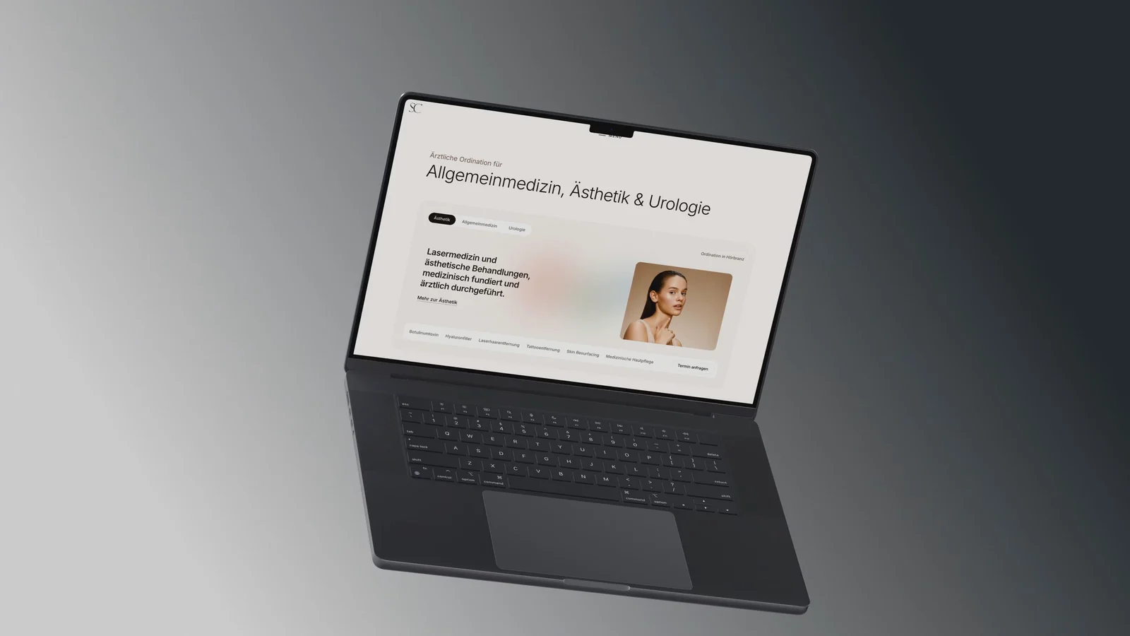 Ein Scroll durch die fertige Startseite von skinchic.at auf einem MacBook.
