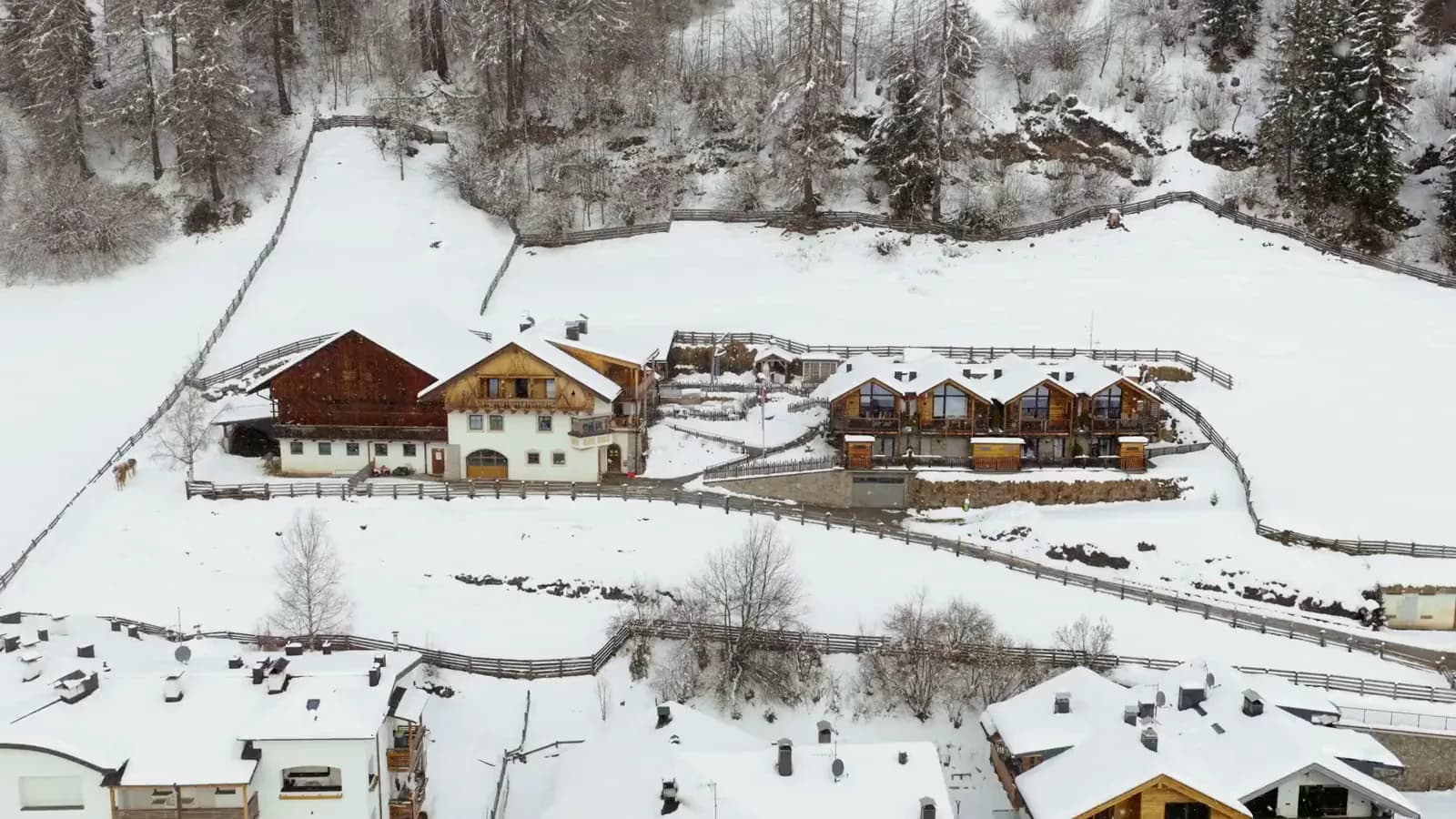 Der Imagefilm für den Stabinger Hof: die Drohne steigt über den verschneiten Chalets auf und fliegt hinaus über die Dächer von Sexten.