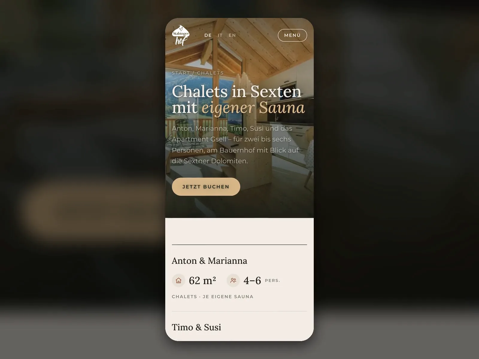 Die Chalet-Seite von stabingerhof.it am Telefon mit der Überschrift Chalets in Sexten mit eigener Sauna.